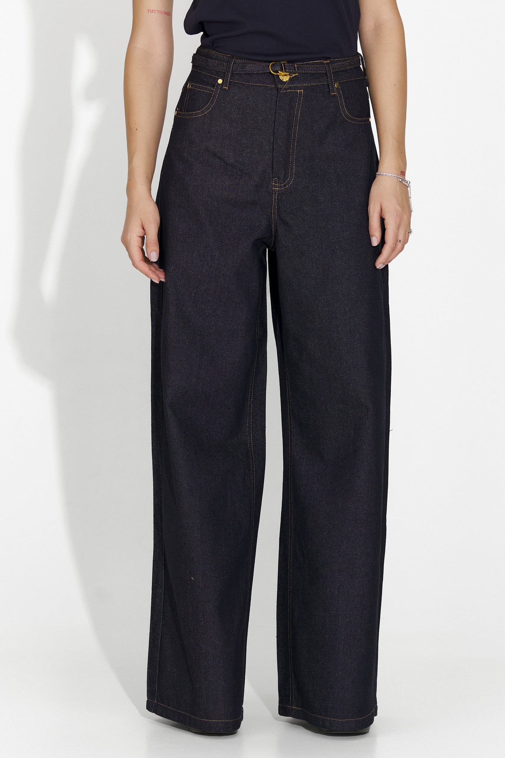 Дамски кежуал дънки в тъмносиньо от Flovira Bogas