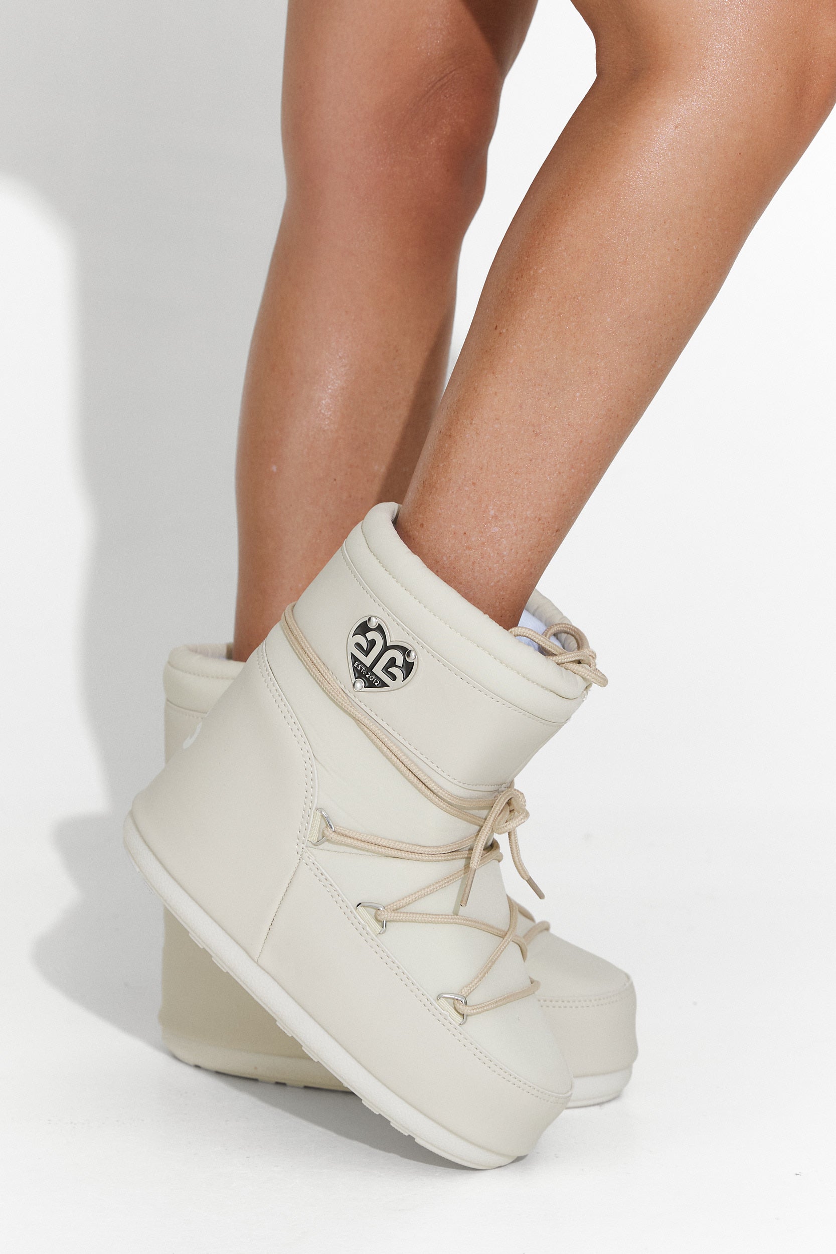 Бежови дамски ботуши Sameria Bogas