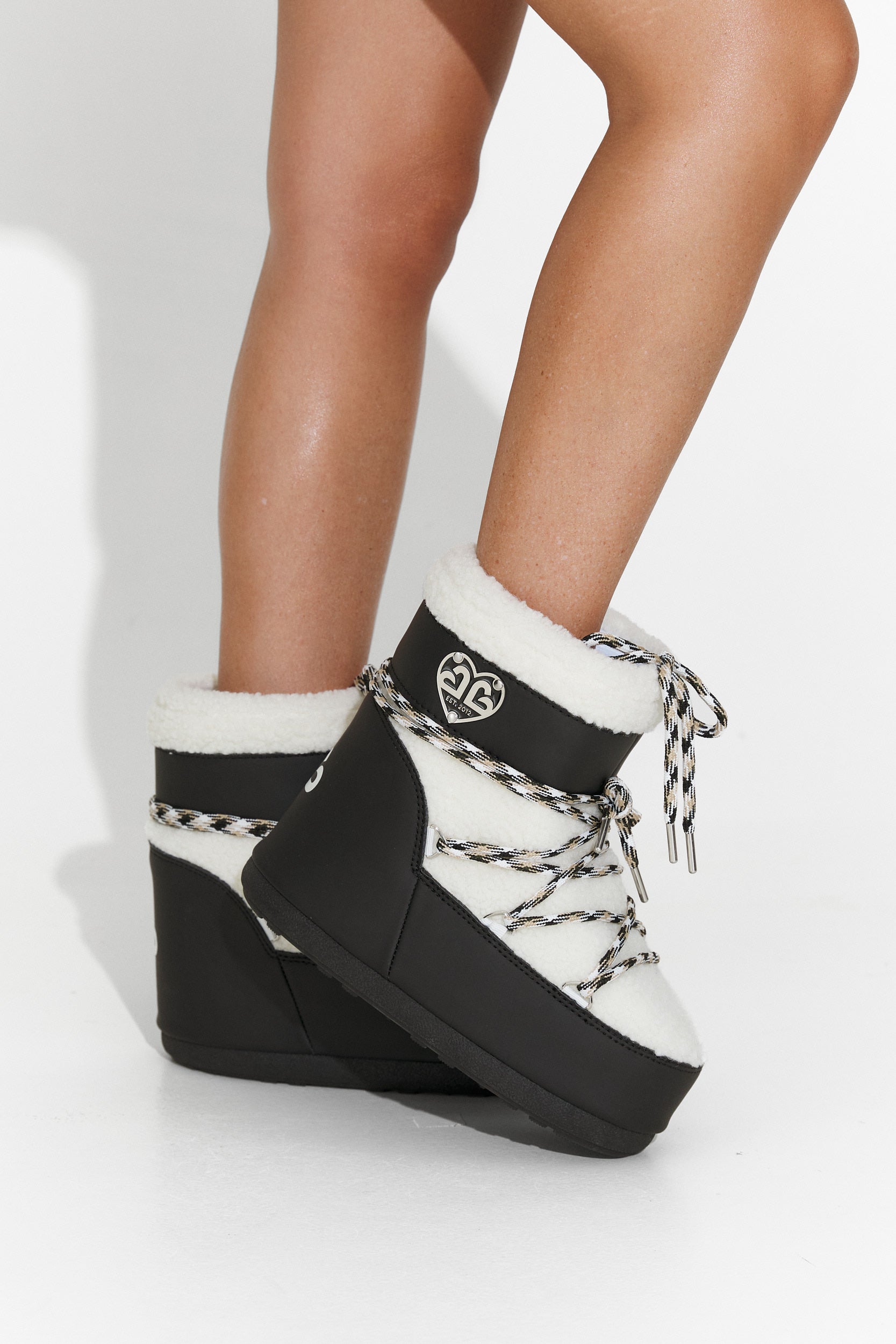 Черни дамски ботуши Rovira Bogas