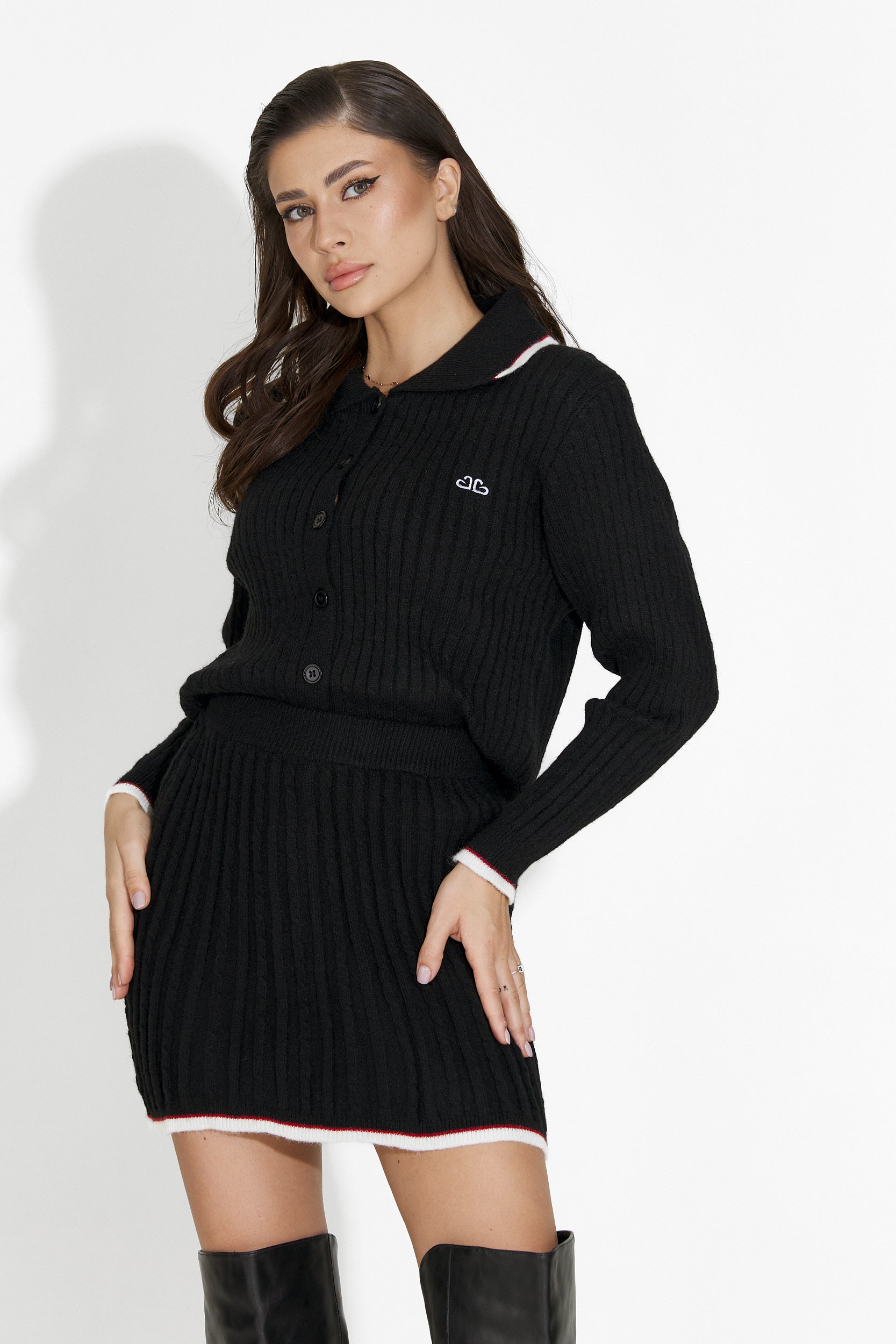 Комплект с черна пола Avenora Bogas