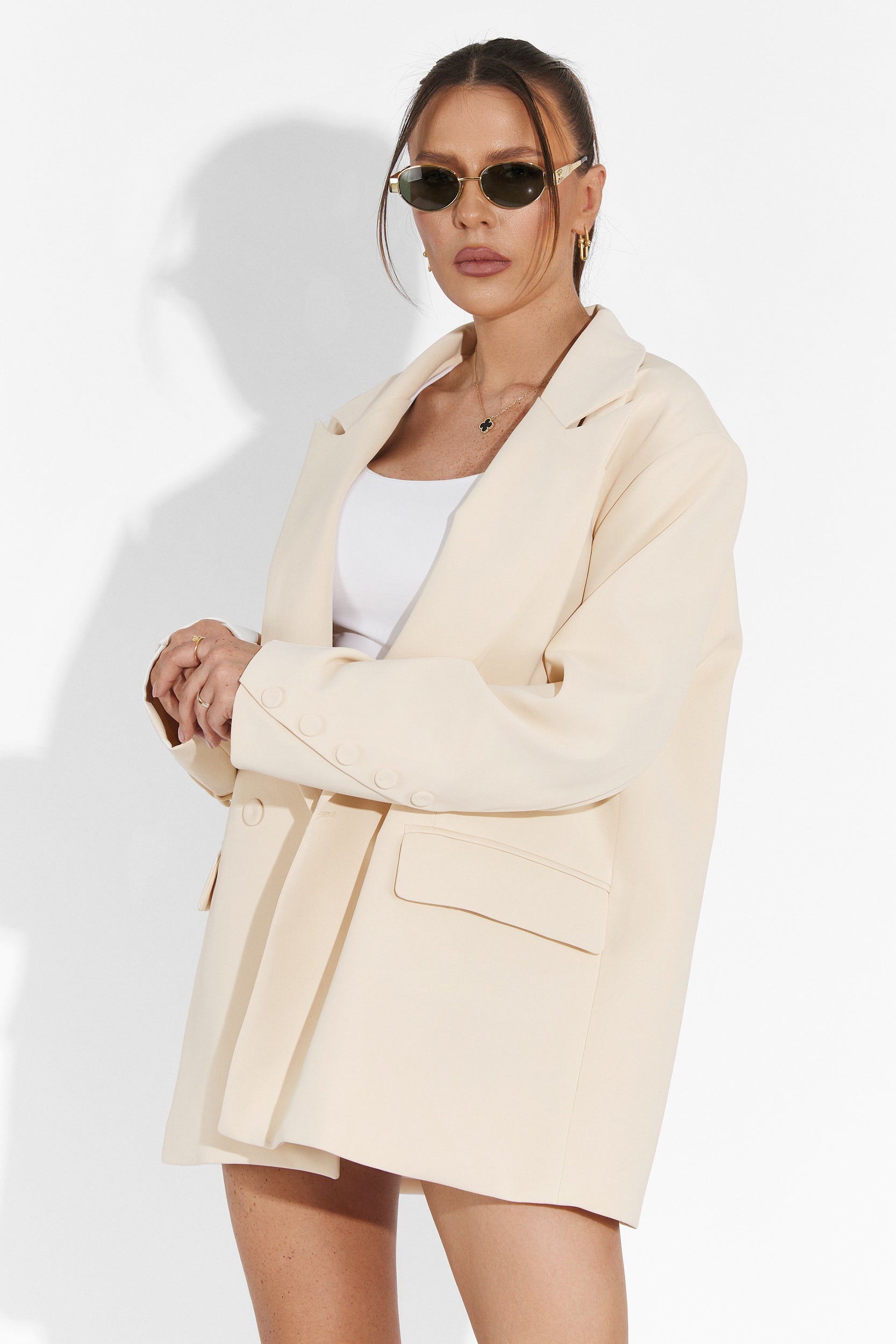 Комплект с къси панталони в бежово от Smozy Bogas