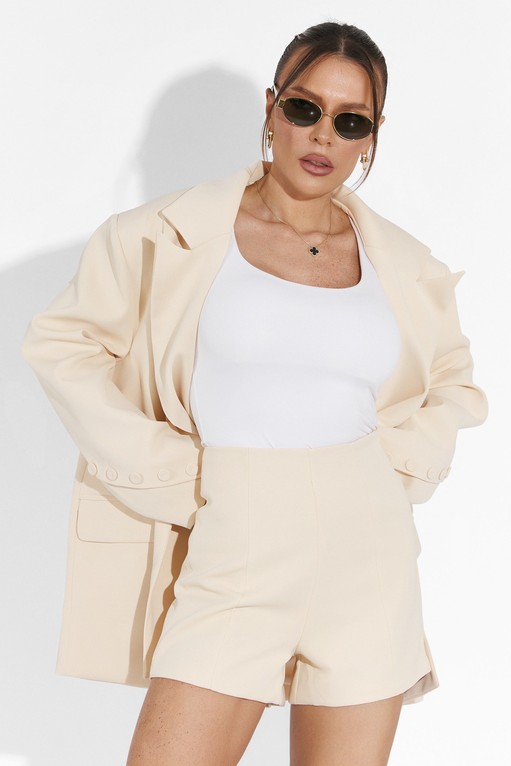 Комплект с къси панталони в бежово от Smozy Bogas