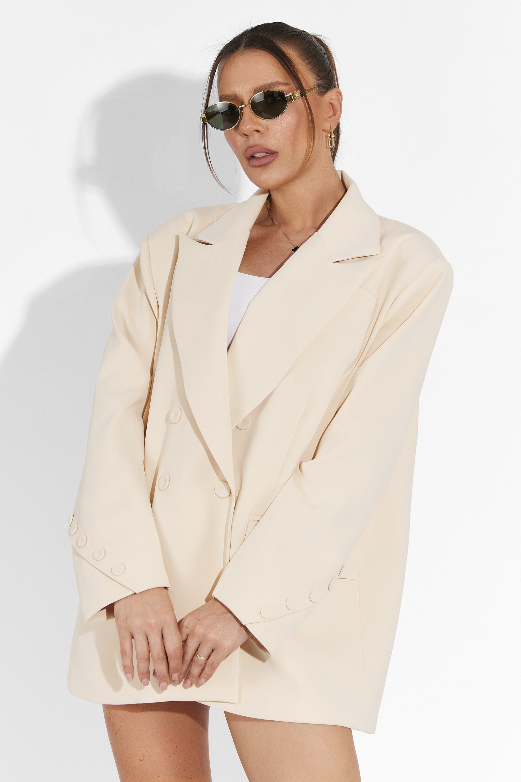 Комплект с къси панталони в бежово от Smozy Bogas