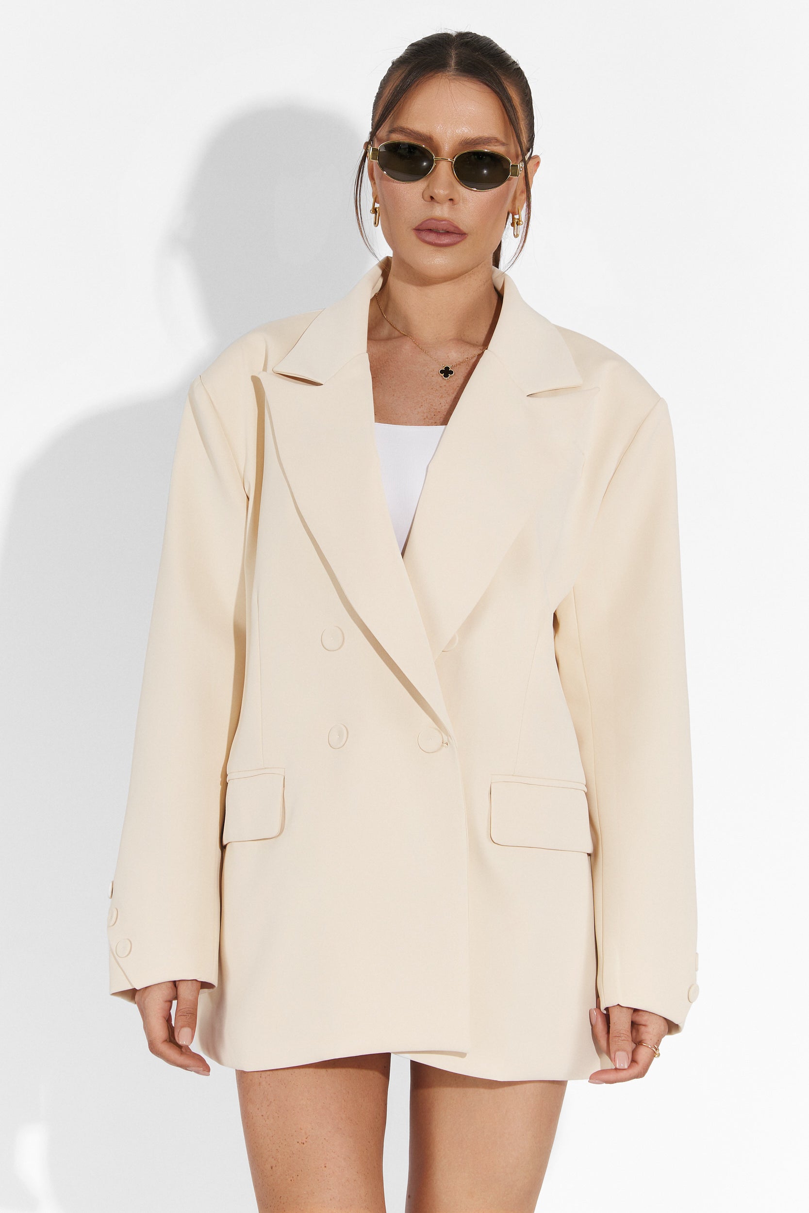 Комплект с къси панталони в бежово от Smozy Bogas