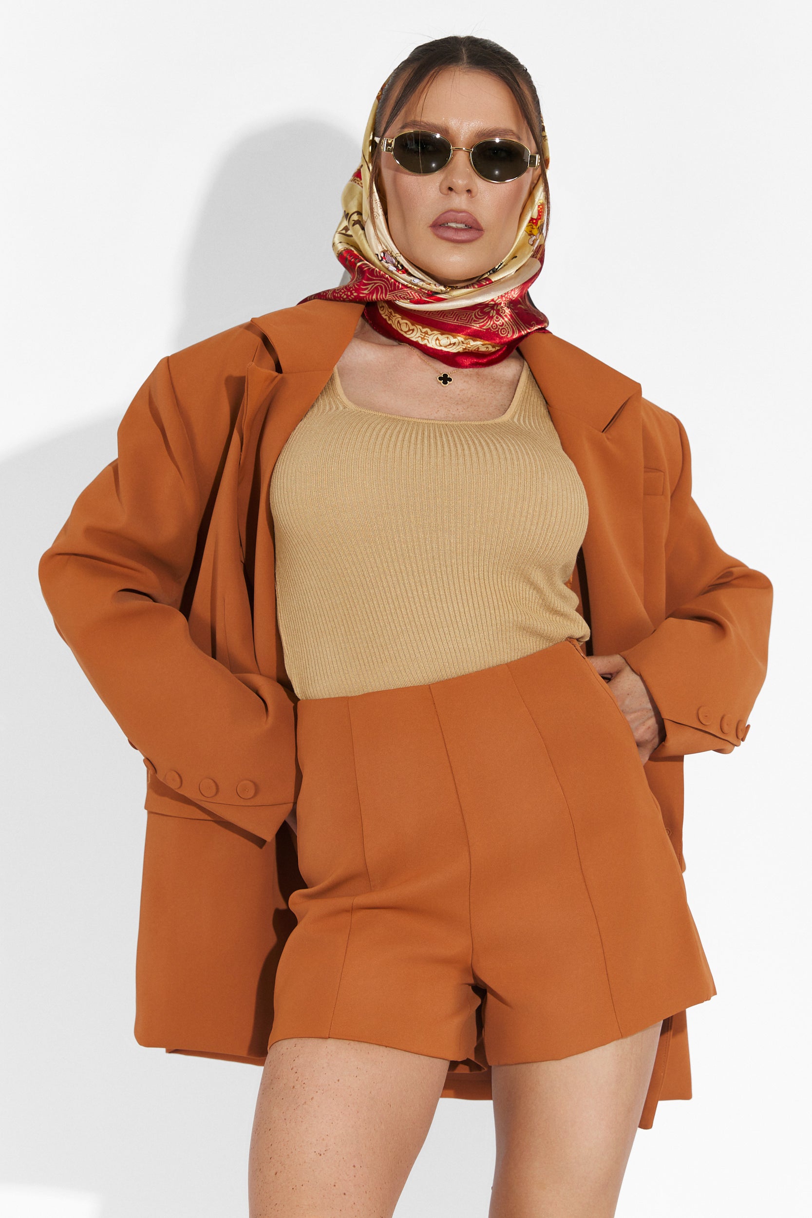 Комплект с кафяви къси панталони Smozy Bogas