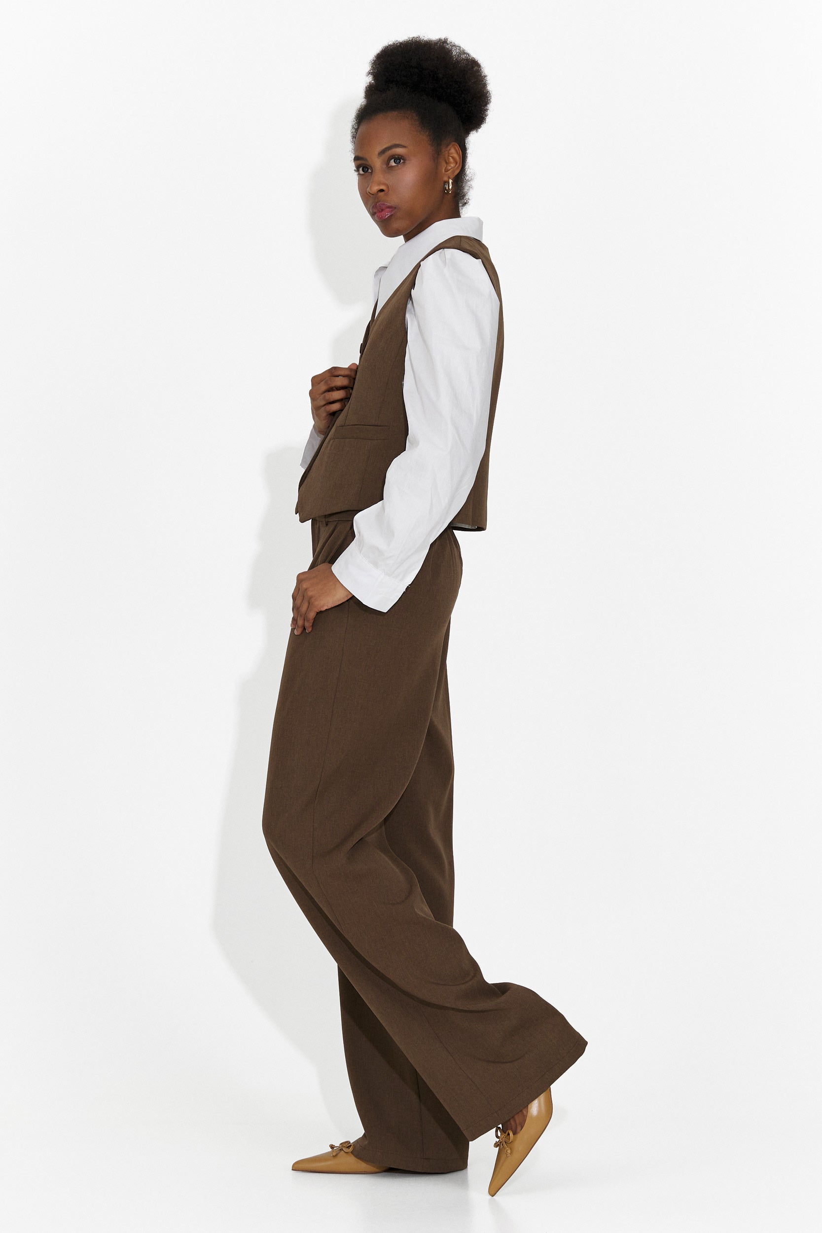 4 части костюм панталони + елек + яке + кафява вратовръзка Meld