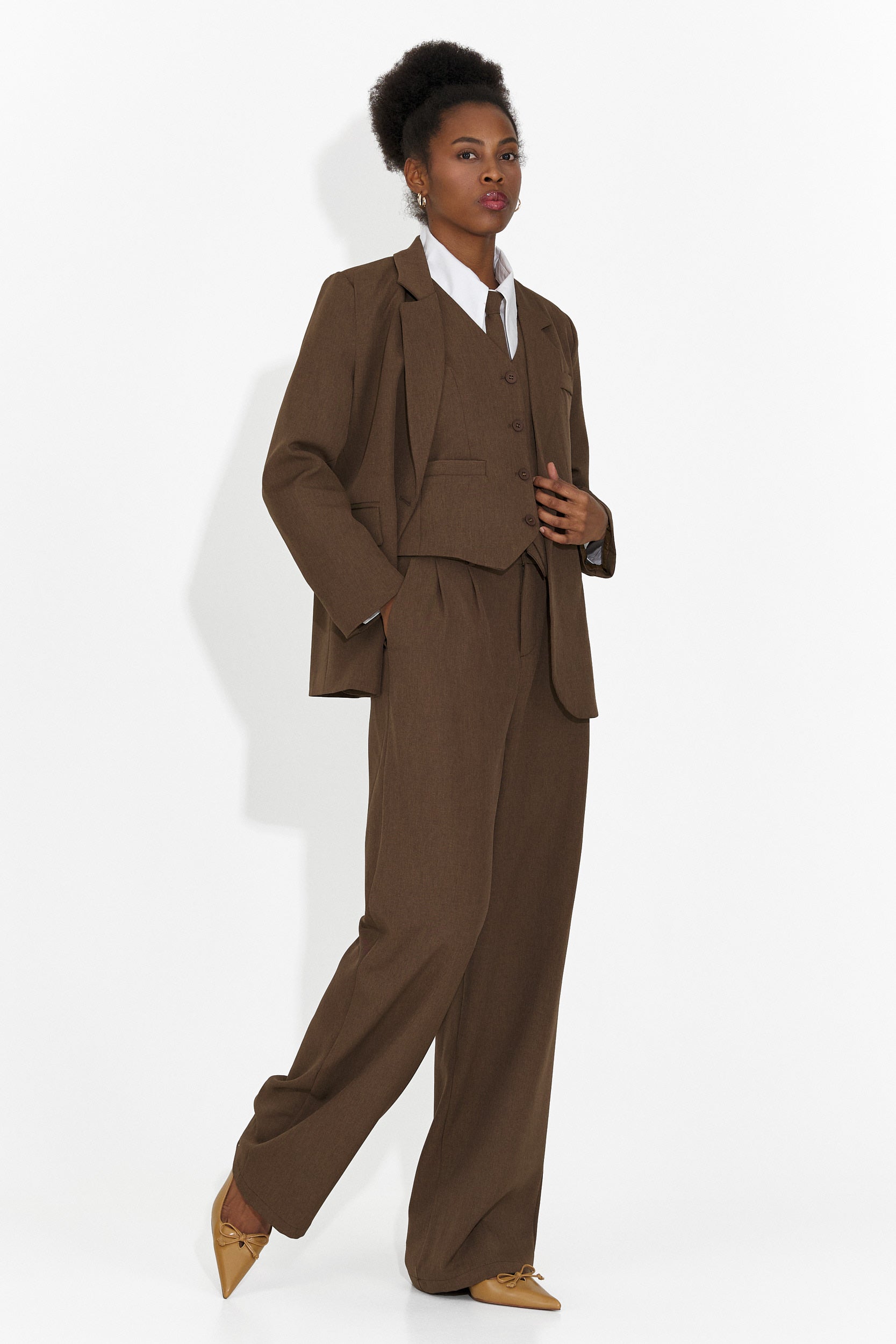 4 части костюм панталони + елек + яке + кафява вратовръзка Meld