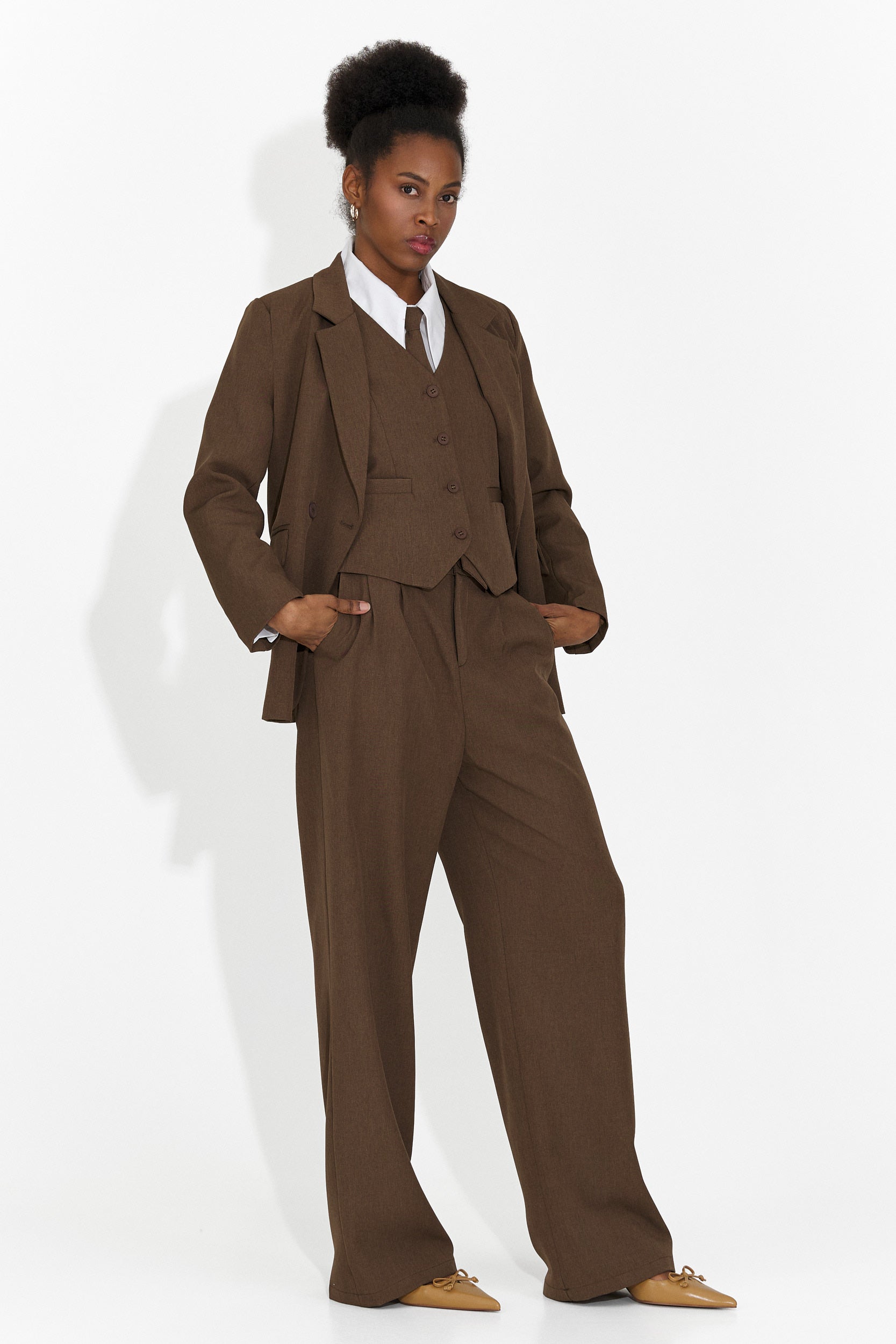 4 части костюм панталони + елек + яке + кафява вратовръзка Meld