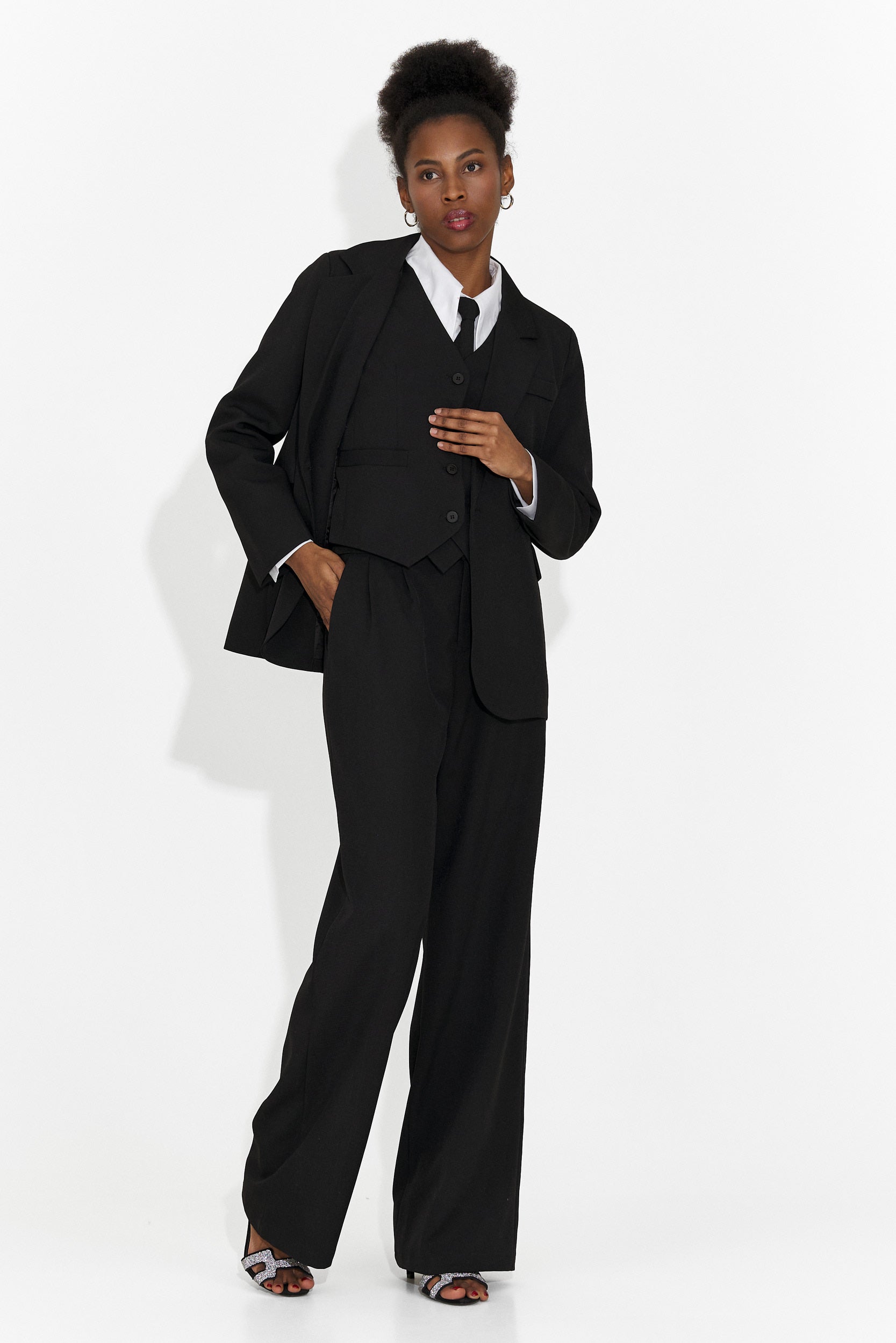 4 части костюм - панталони + елек + сако + черна вратовръзка Me