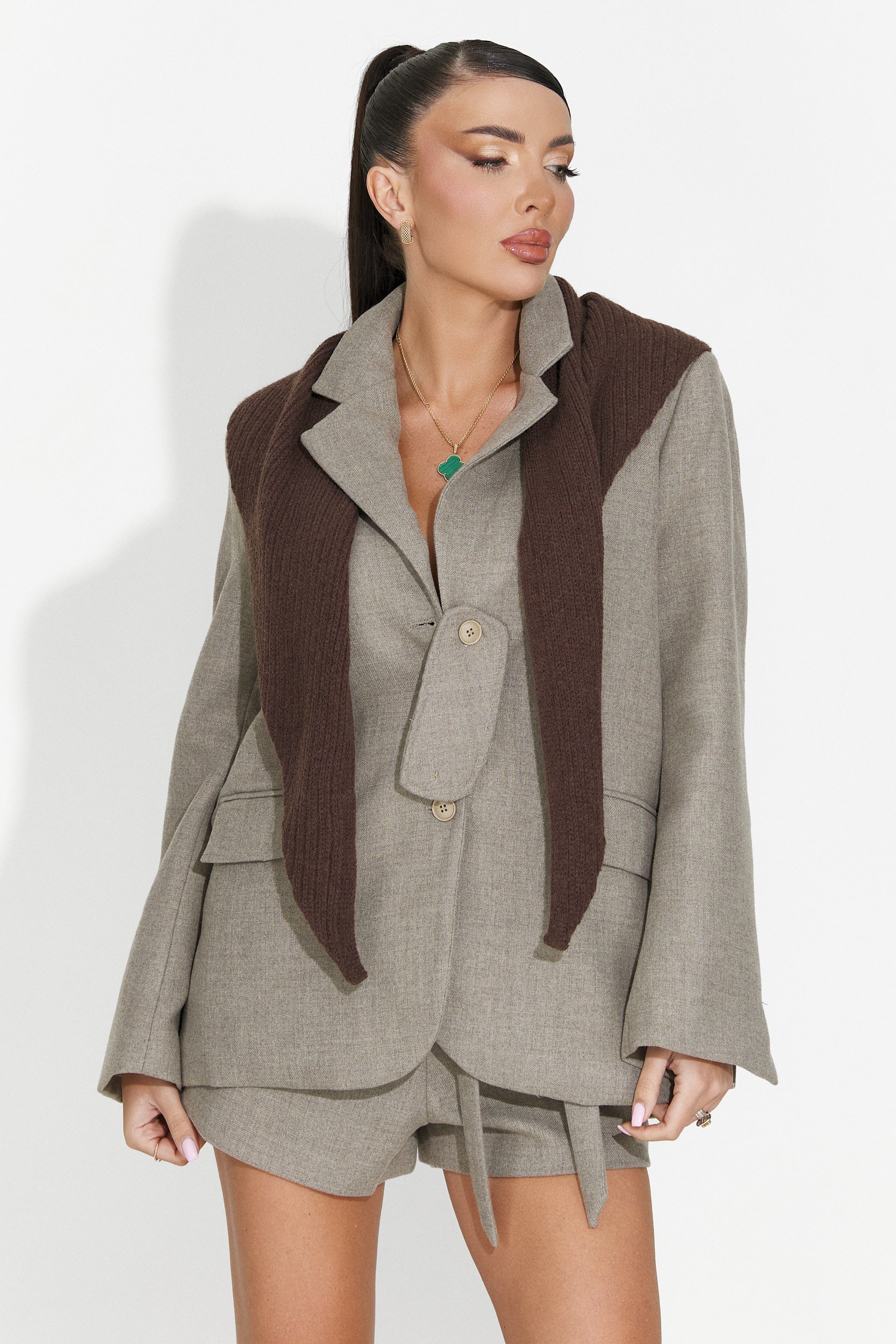 Женско яке Jyna Bogas + Бежови шорти