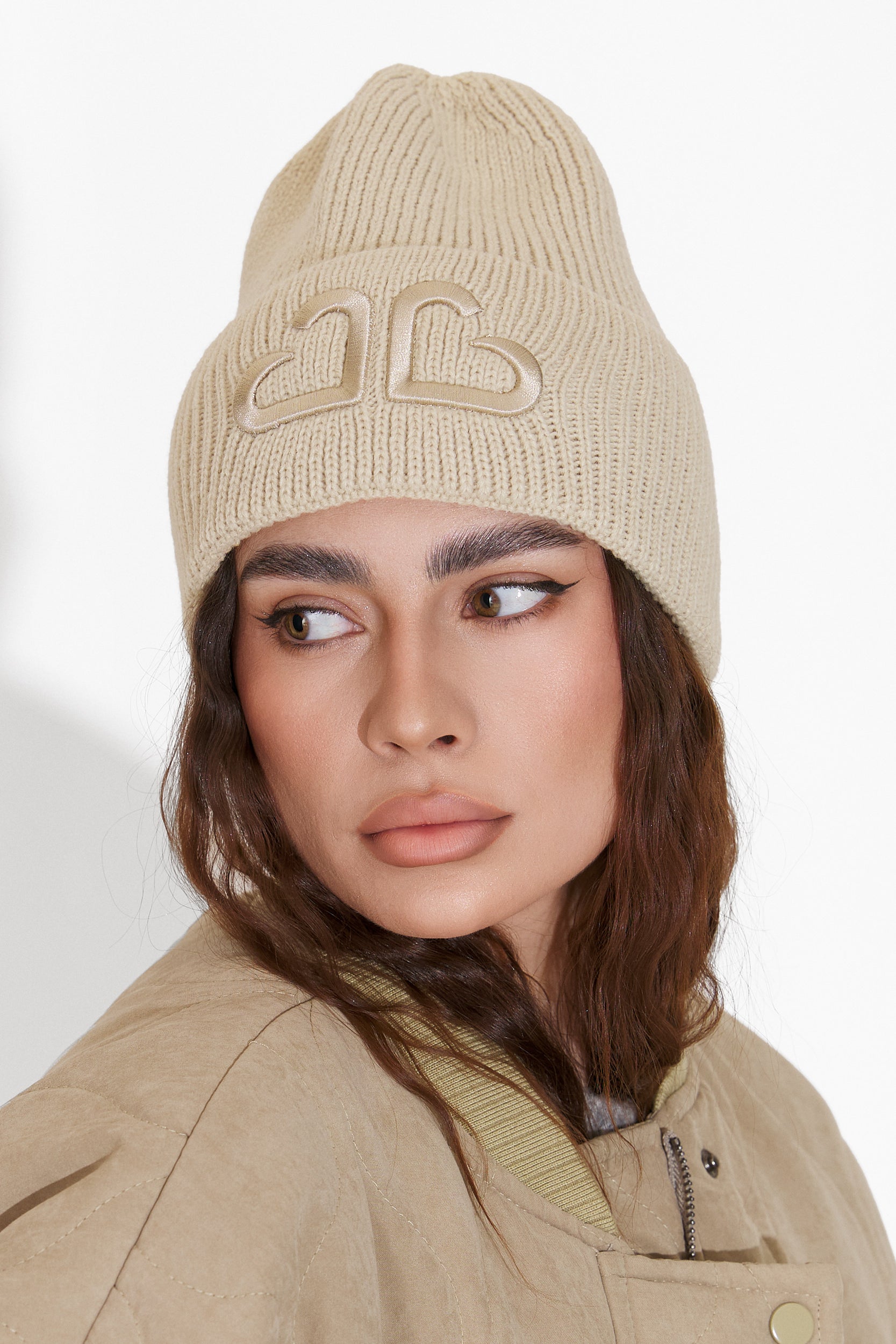 Дамска шапка Tausia Boga в бежов цвят