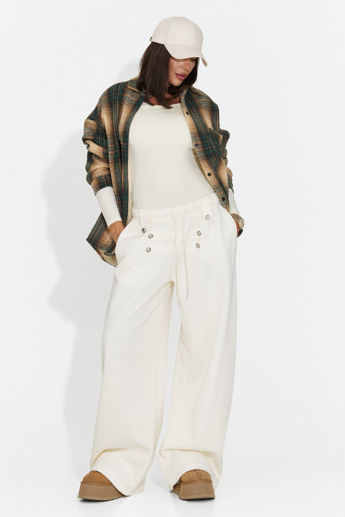 Pantaloni casual crem Valadzora Bogas