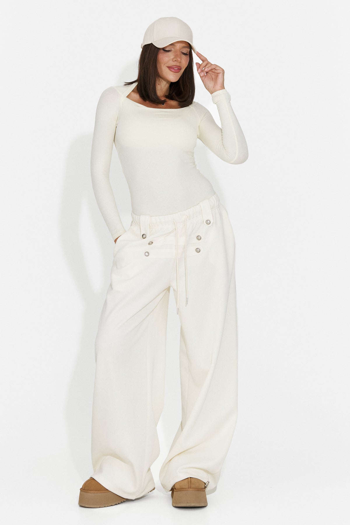 Pantaloni casual crem Valadzora Bogas