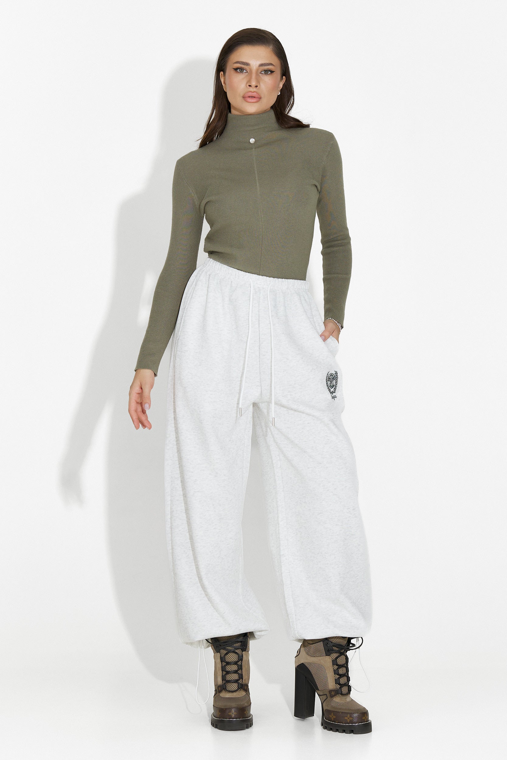 Дамски спортни панталони в сиво Novirene Bogas