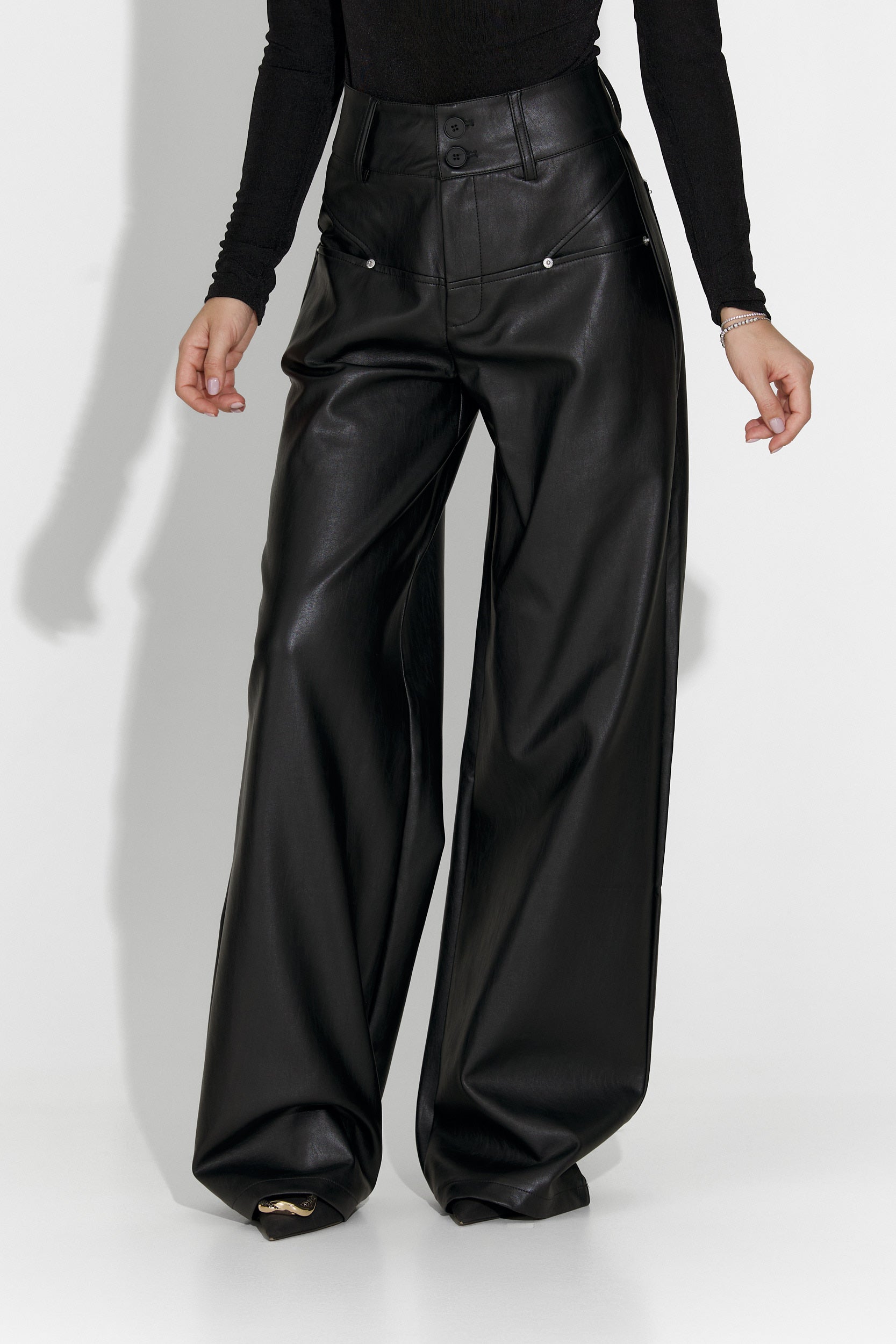 Елегантни дамски панталони в черно Clorina Bogas