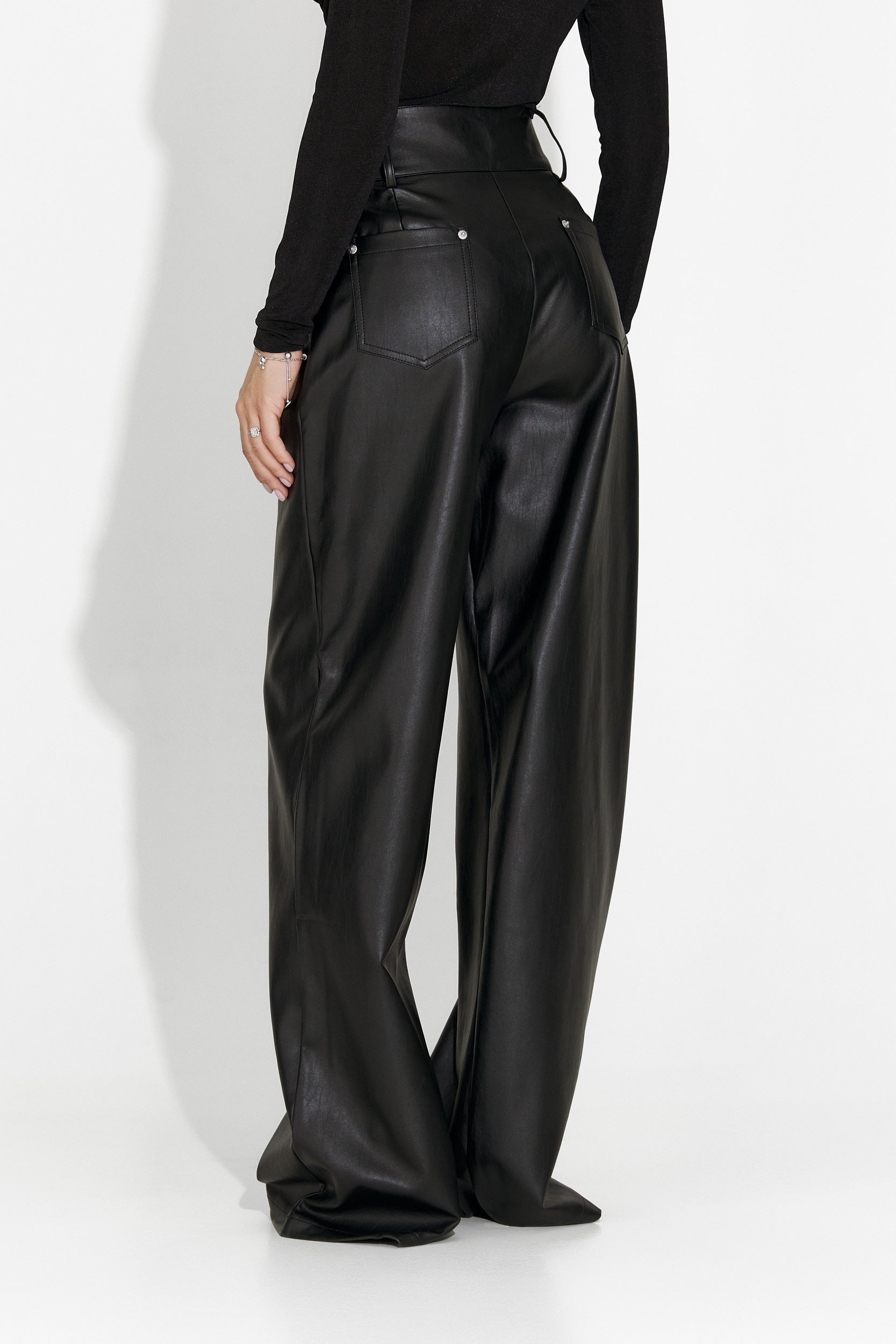 Елегантни дамски панталони в черно Clorina Bogas