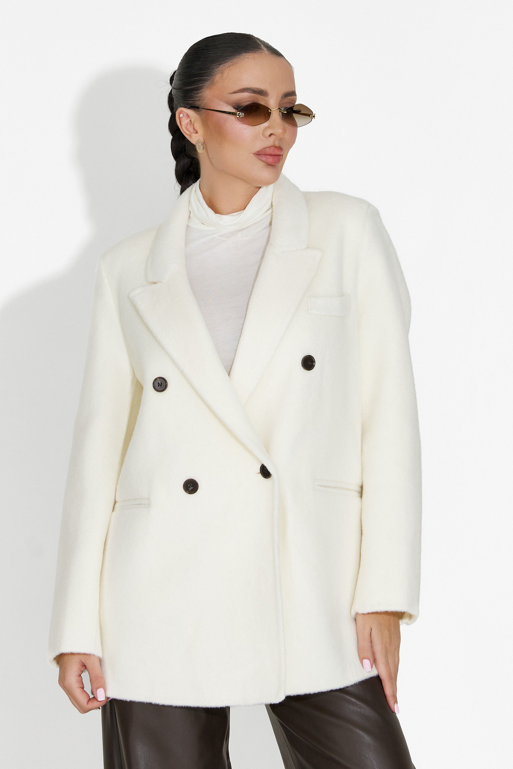 Елегантно дамско сако в бежово от Novelia Bogas