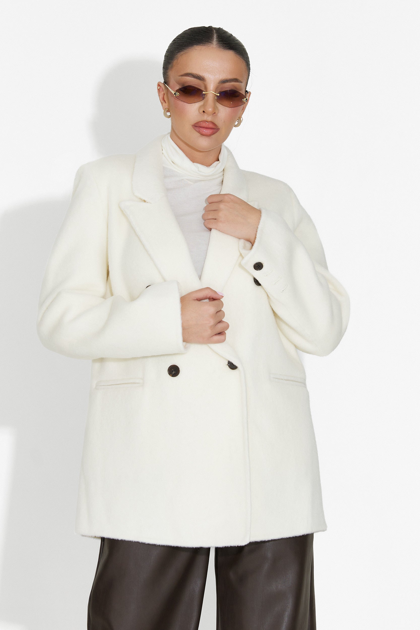 Елегантно дамско сако в бежово от Novelia Bogas