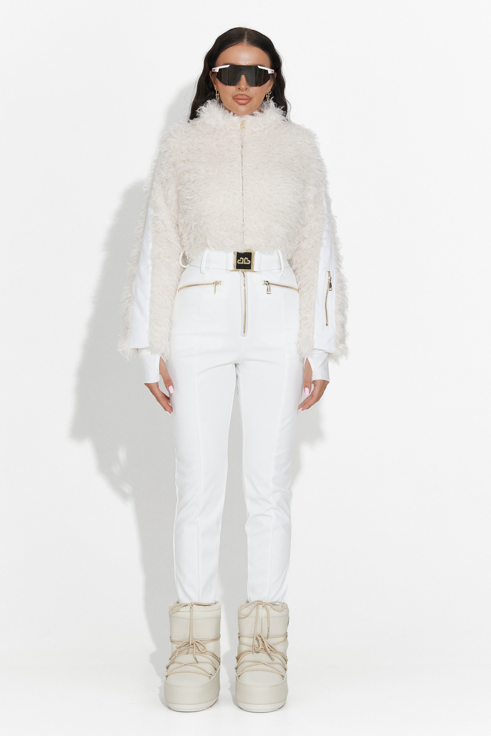 Алисия Богас в случаен бял ски комбинезон