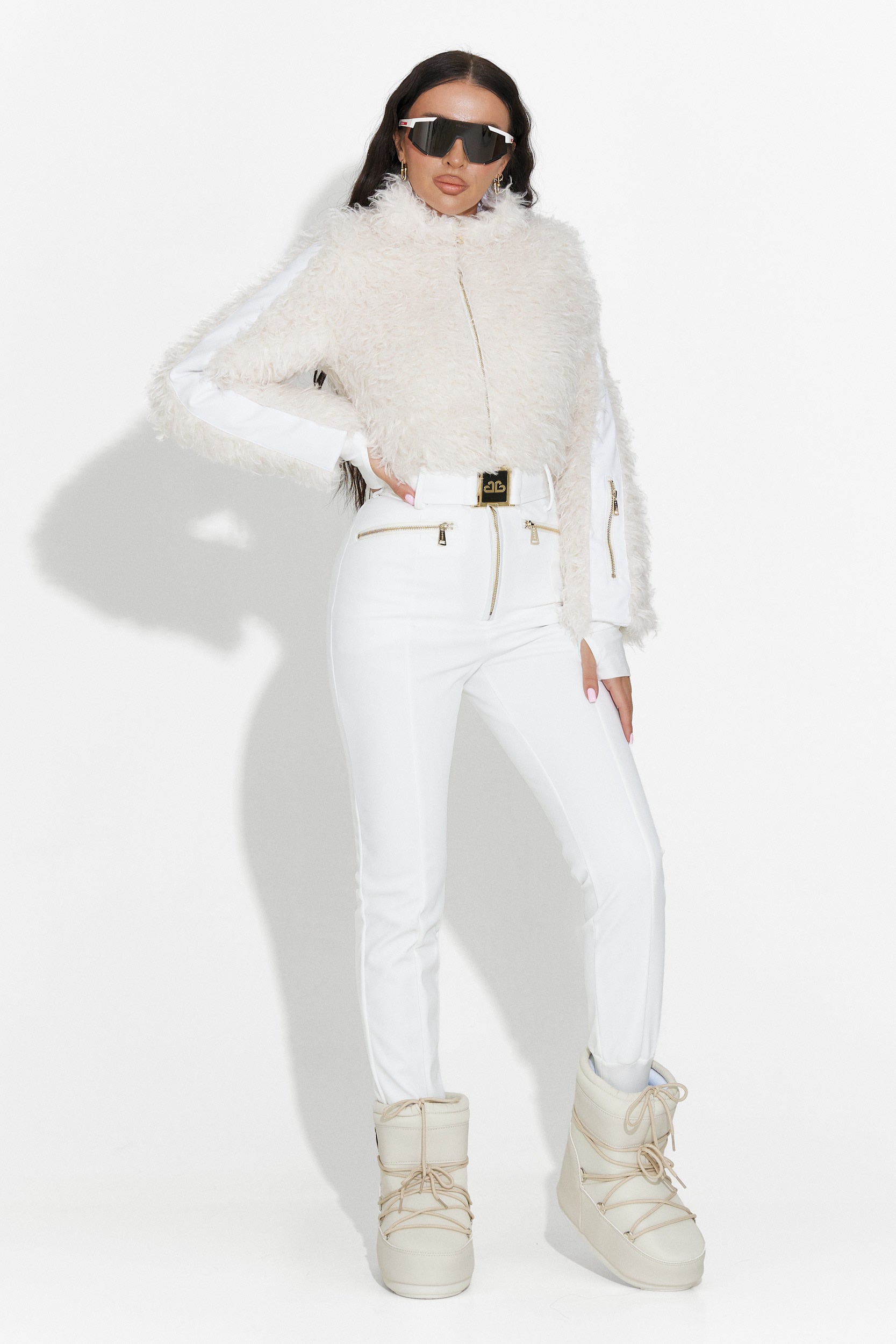 Алисия Богас в случаен бял ски комбинезон