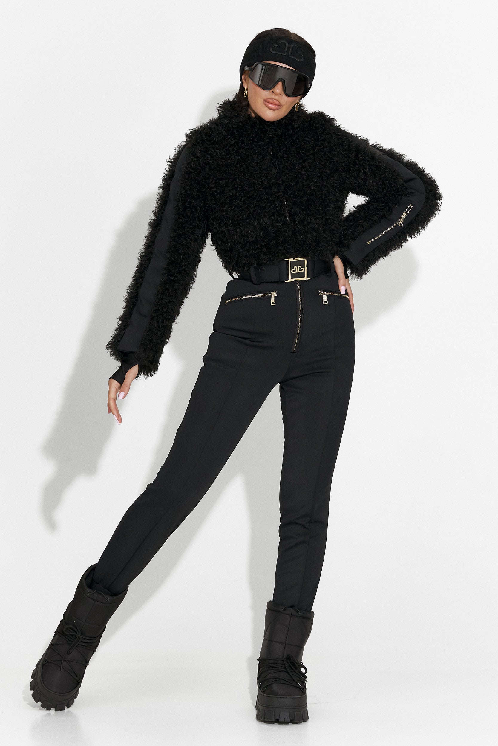 Алисия Богас черен спортен ски комбинезон