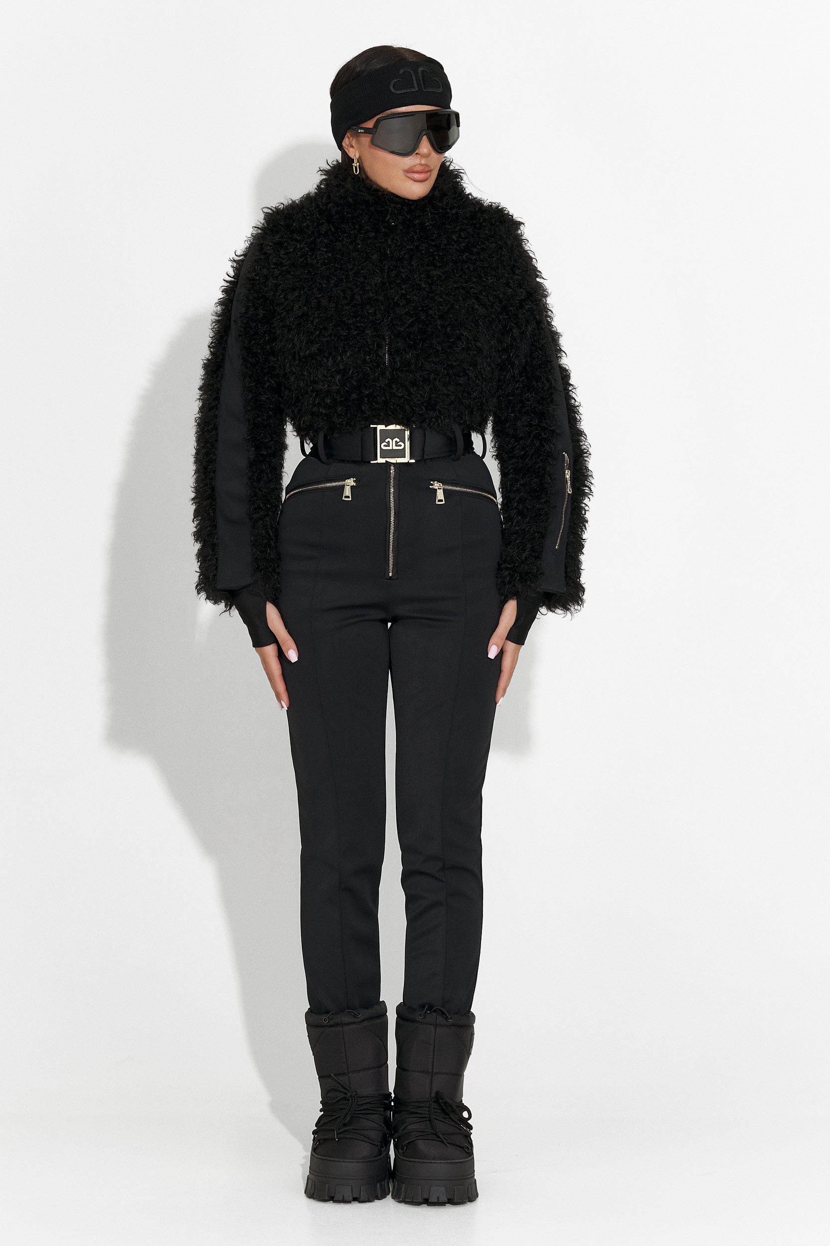 Алисия Богас черен спортен ски комбинезон