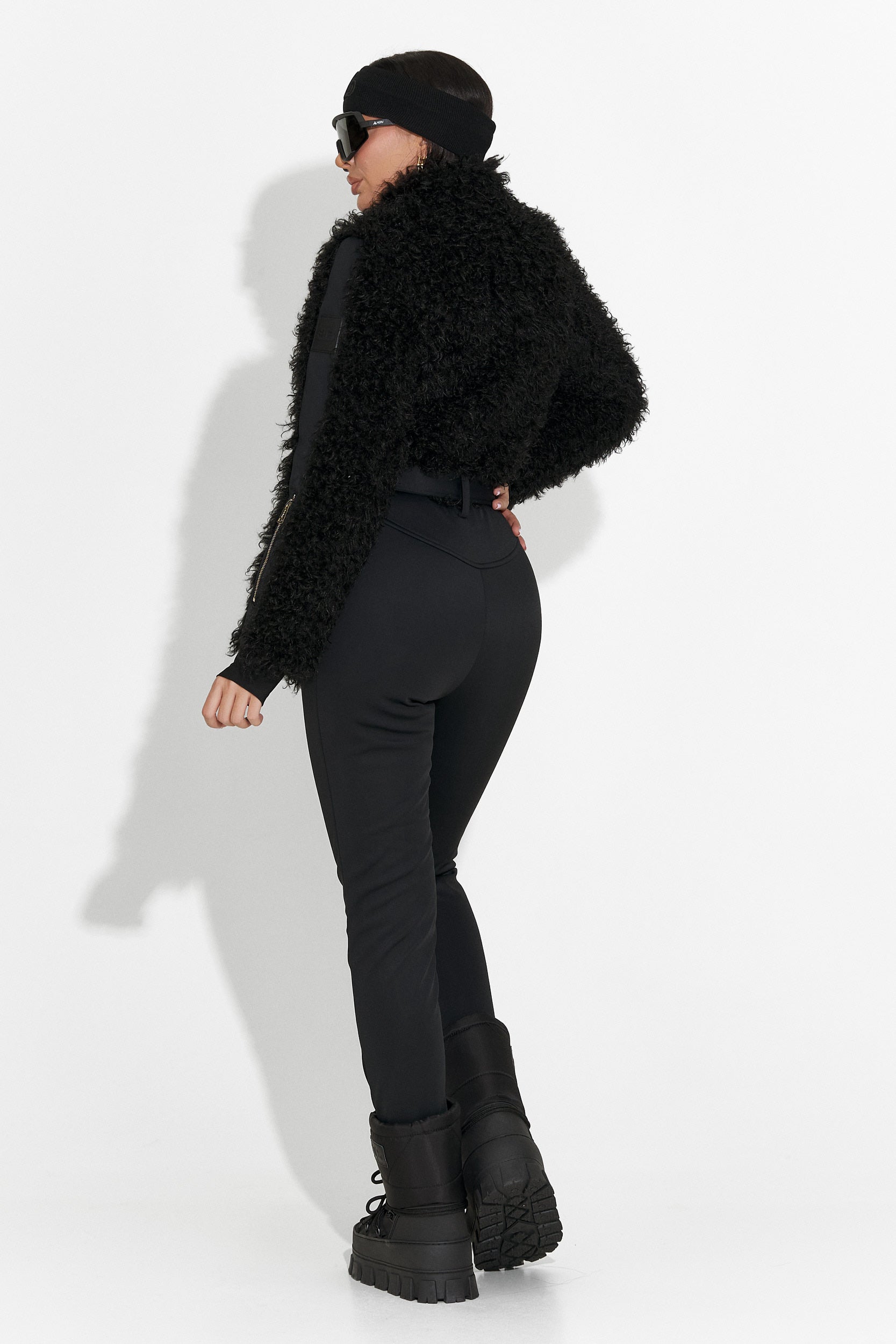 Алисия Богас черен спортен ски комбинезон