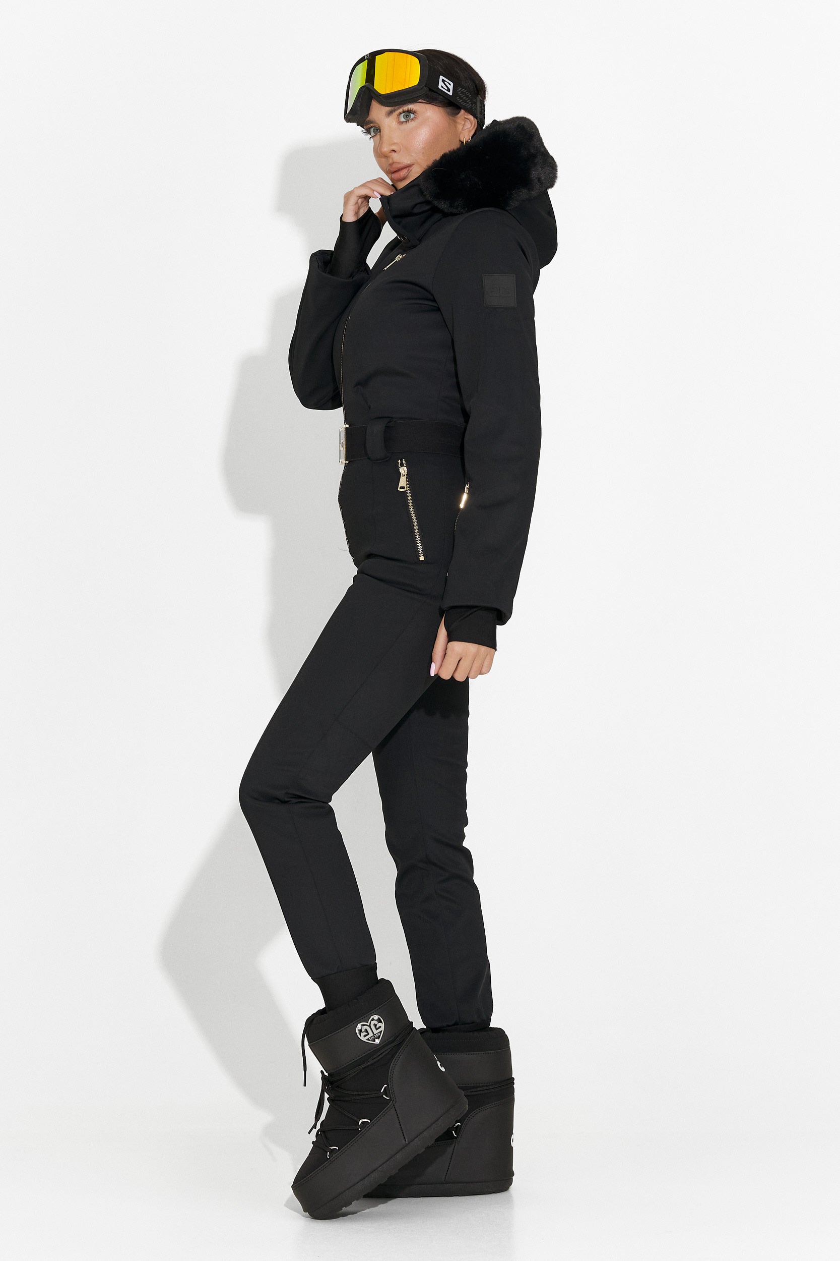 Черен спортен ски комбинезон на Фросина Богас