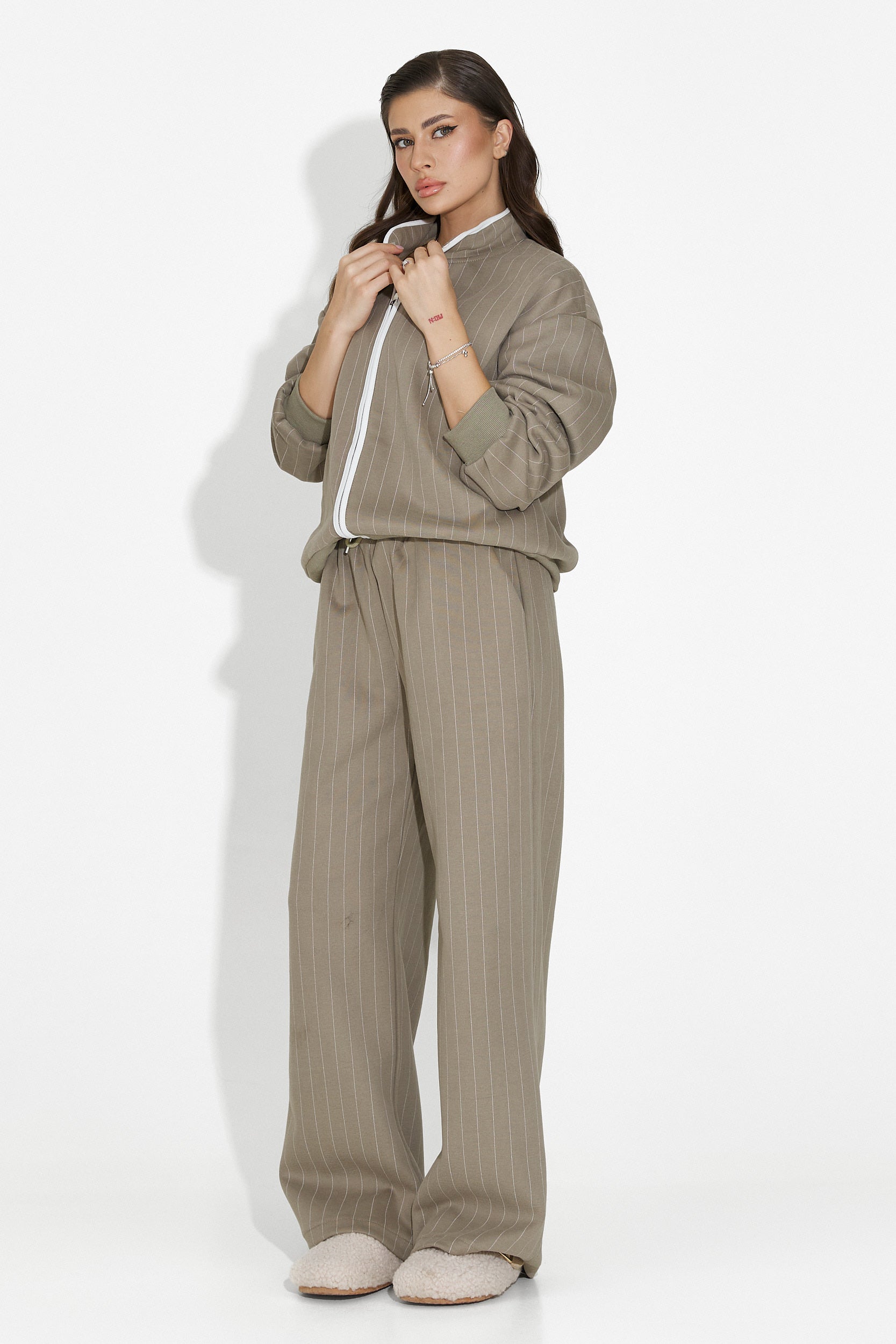 Дамски спортен екип в сиво от Saviera Bogas