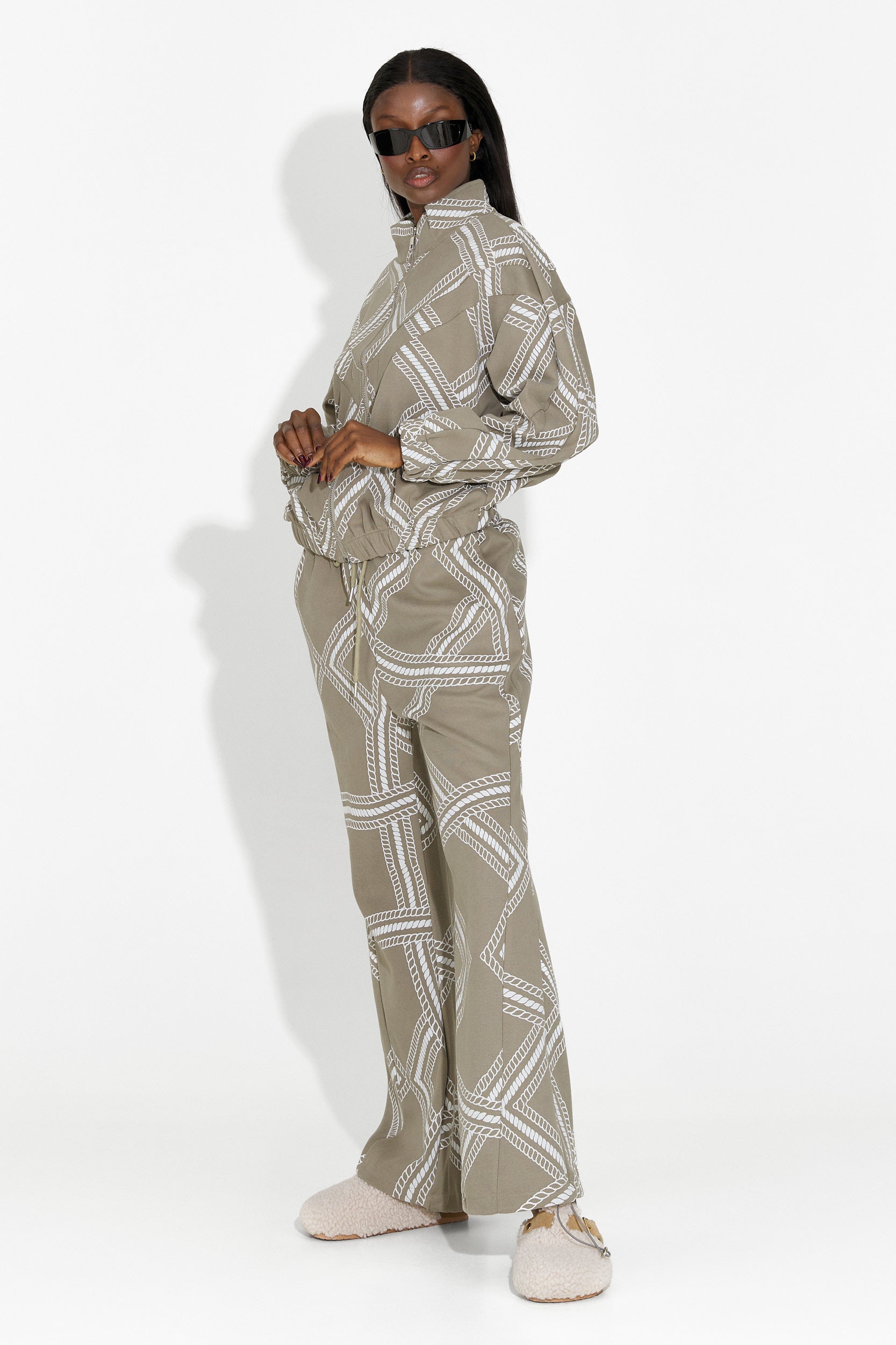 Тренировъчен дамски кежуал костюм в каки цвят от Kristela Bogas