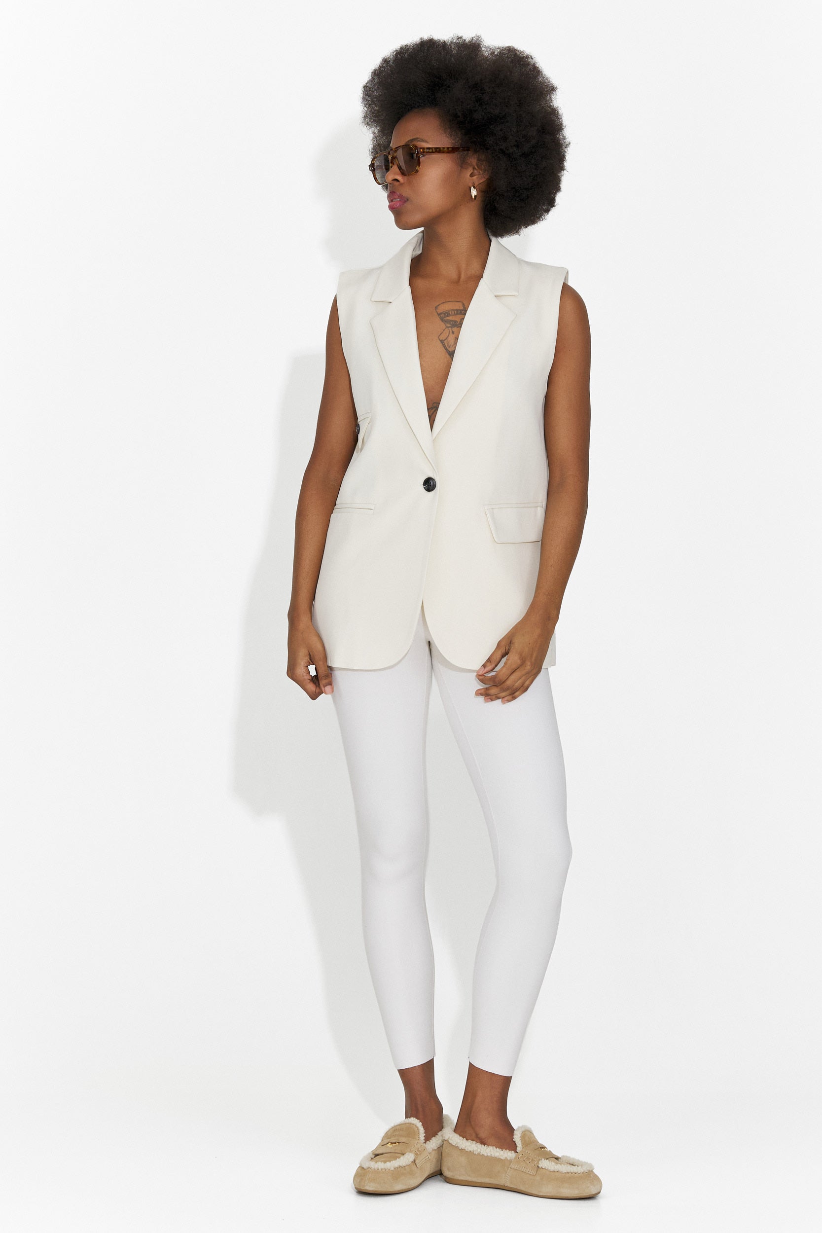 Елегантен дамски елек крем Ангила Богас