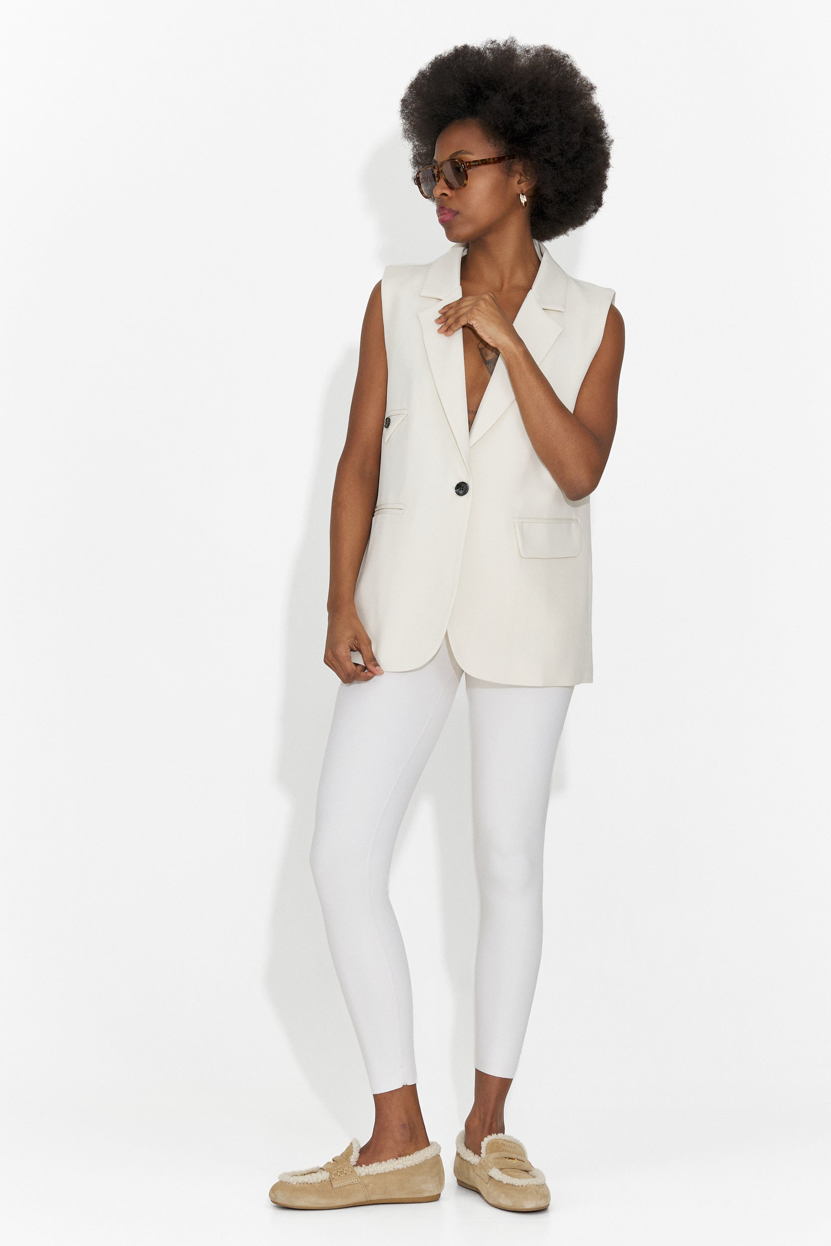 Елегантен дамски елек крем Ангила Богас