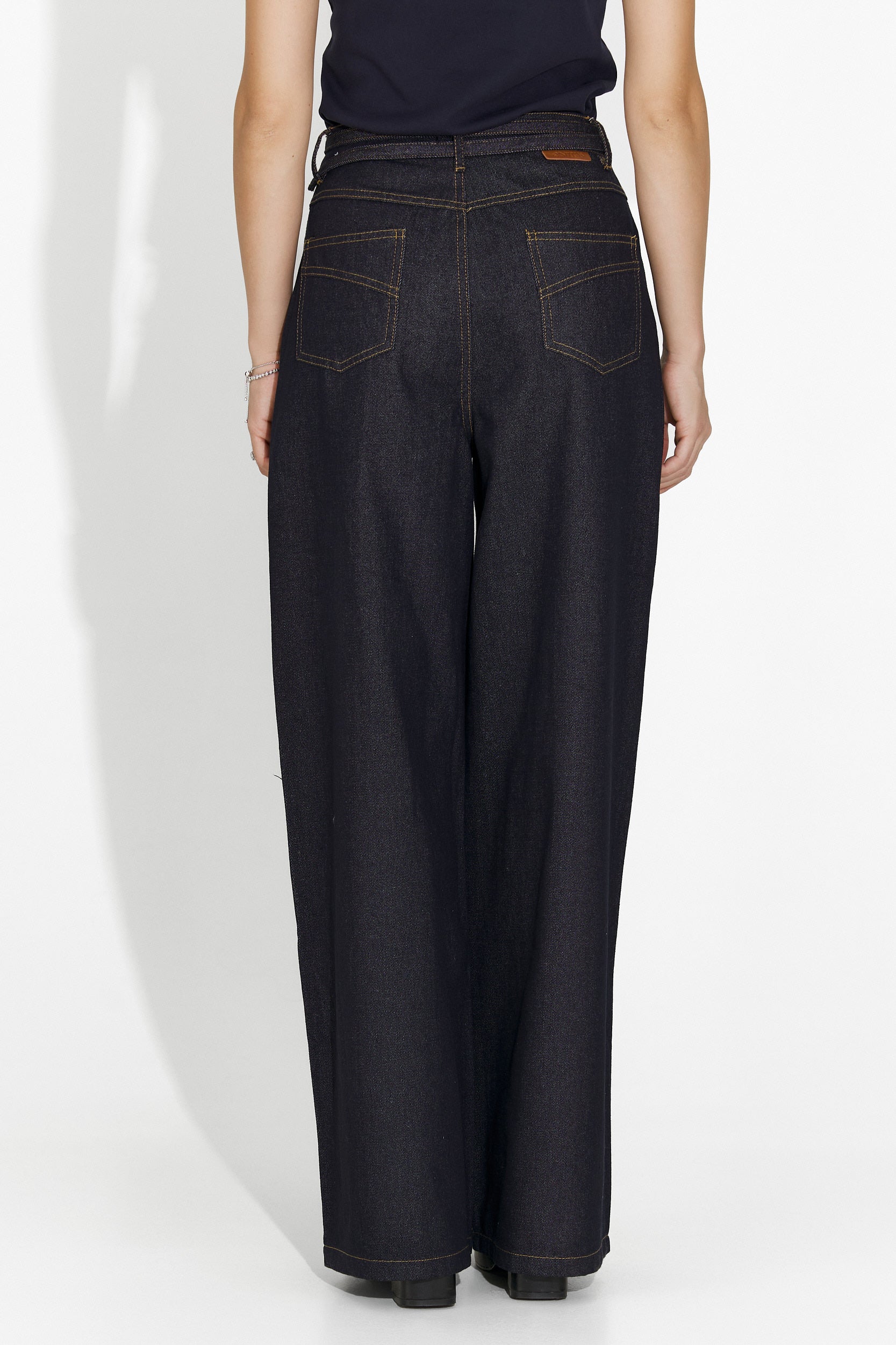 Дамски кежуал дънки в тъмносиньо от Flovira Bogas