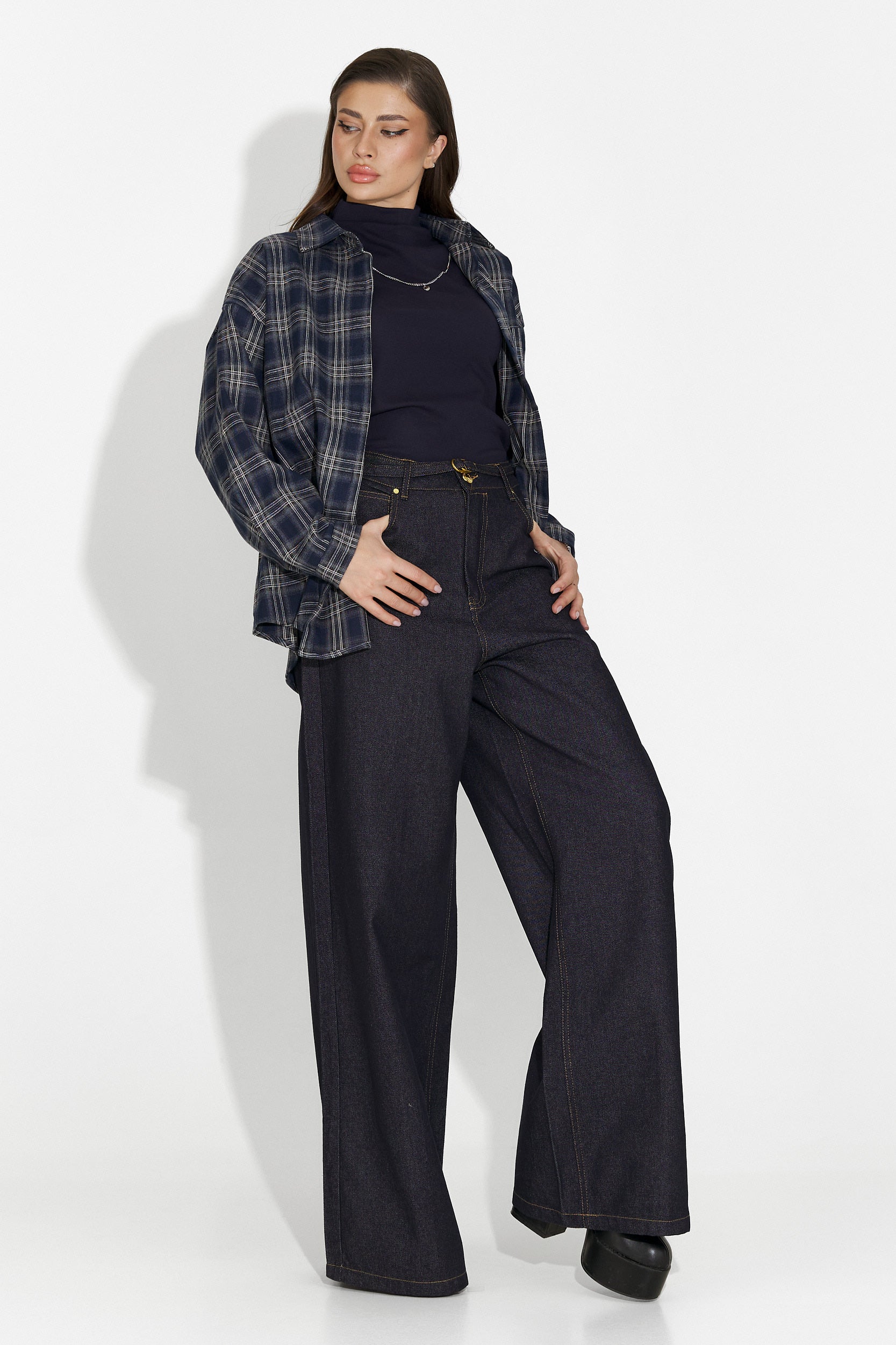 Дамски кежуал дънки в тъмносиньо от Flovira Bogas