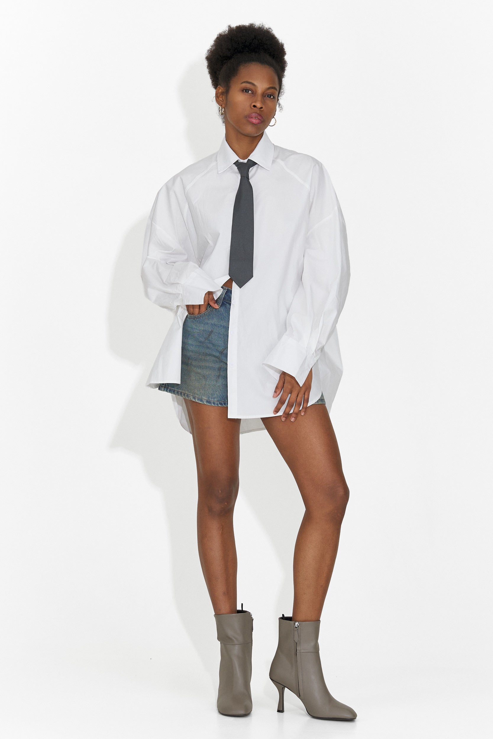 Бяла дамска ежедневна риза Abrienda Bogas