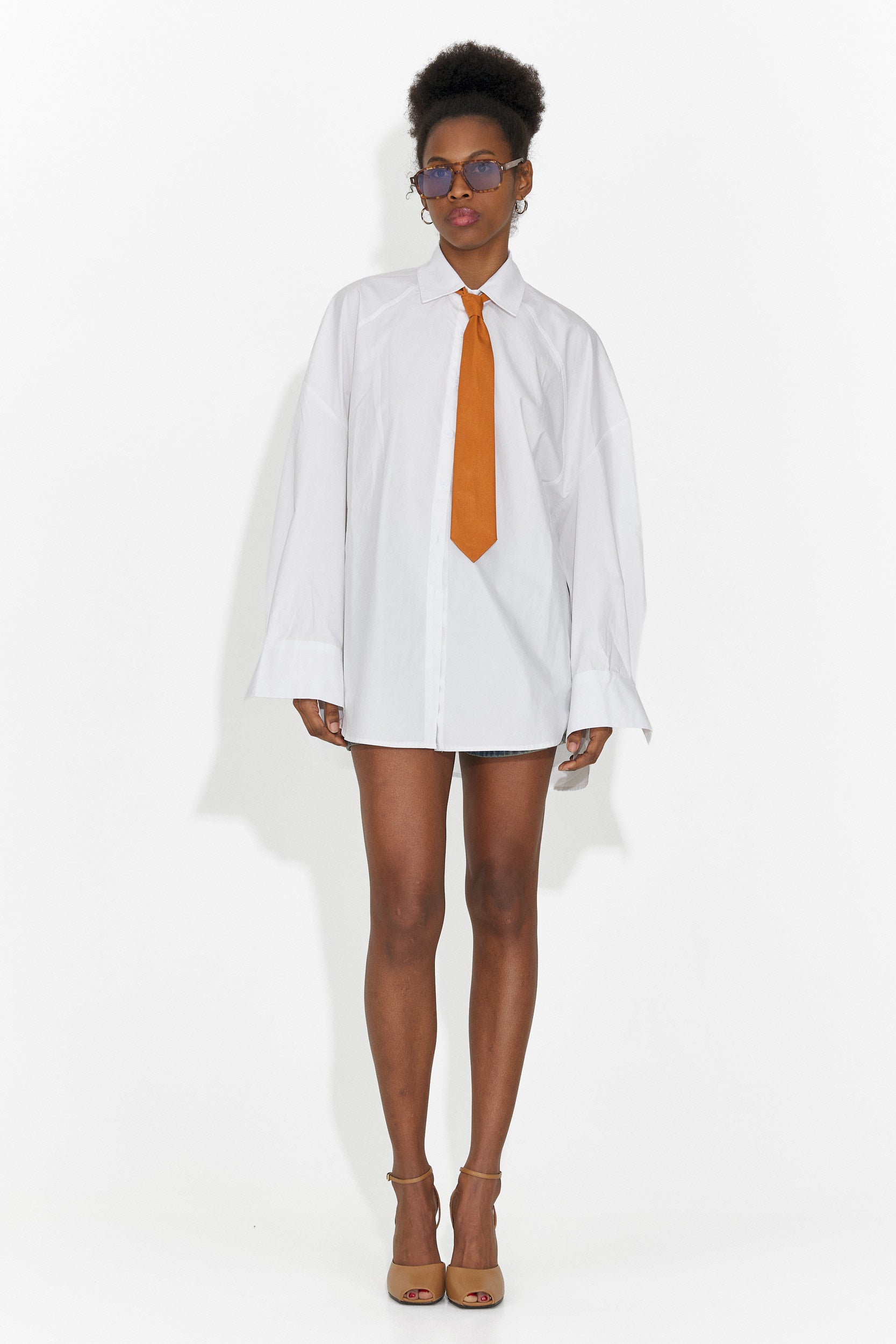 Бяла дамска ежедневна риза Abrienda Bogas