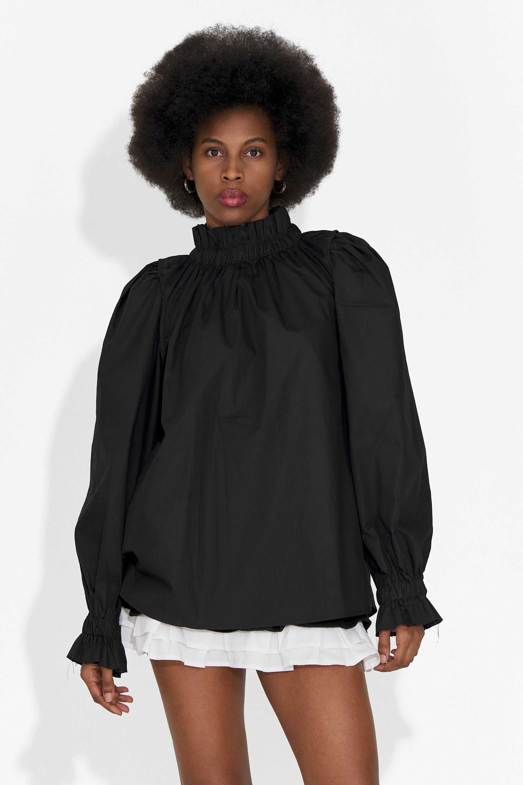 Елегантна черна дамска риза на Флориана Богас