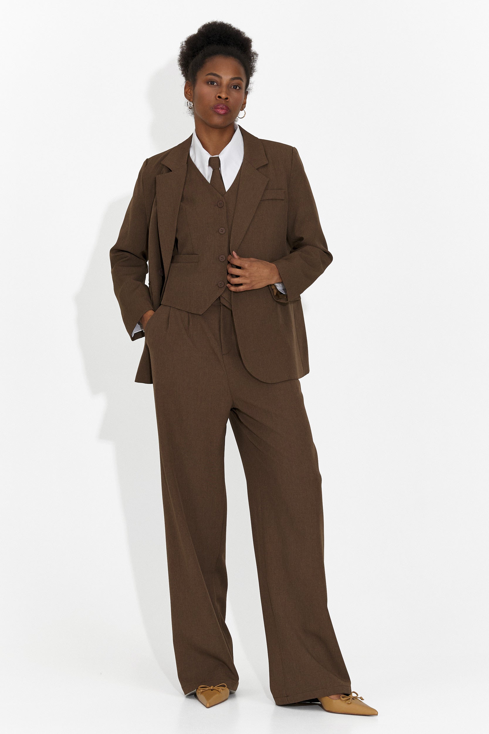 4 части костюм панталони + елек + яке + кафява вратовръзка Meld