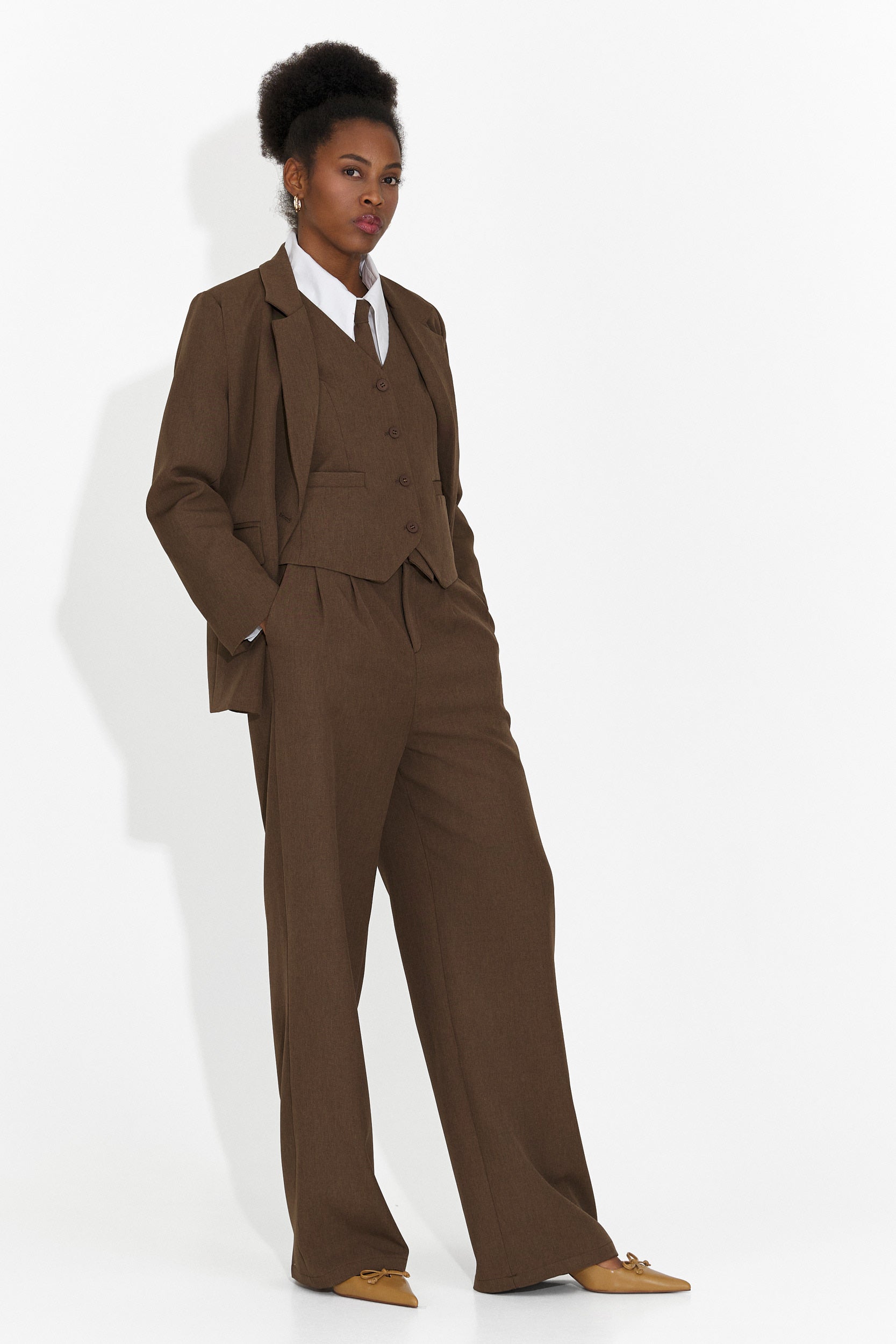 4 части костюм панталони + елек + яке + кафява вратовръзка Meld