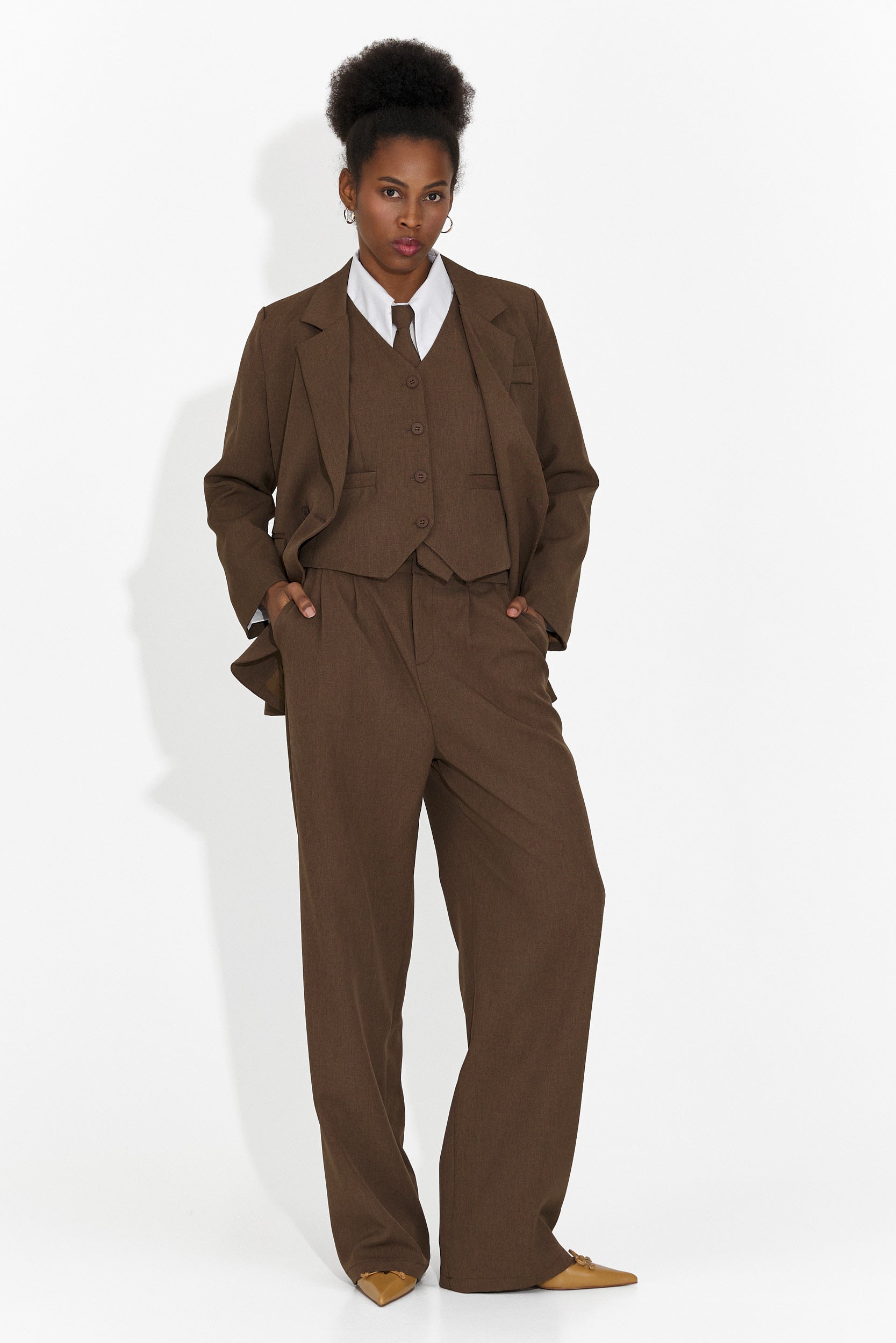 4 части костюм панталони + елек + яке + кафява вратовръзка Meld