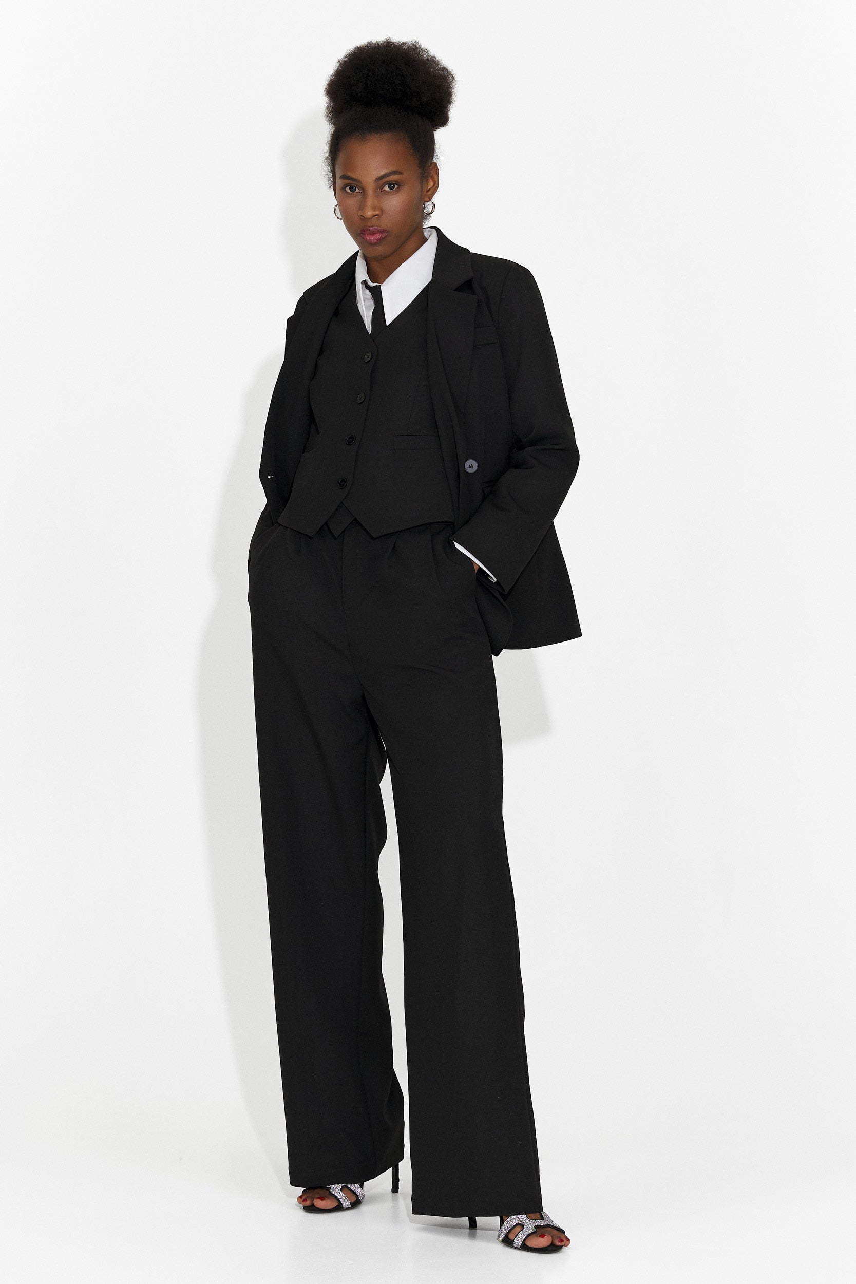 4 части костюм - панталони + елек + сако + черна вратовръзка Me