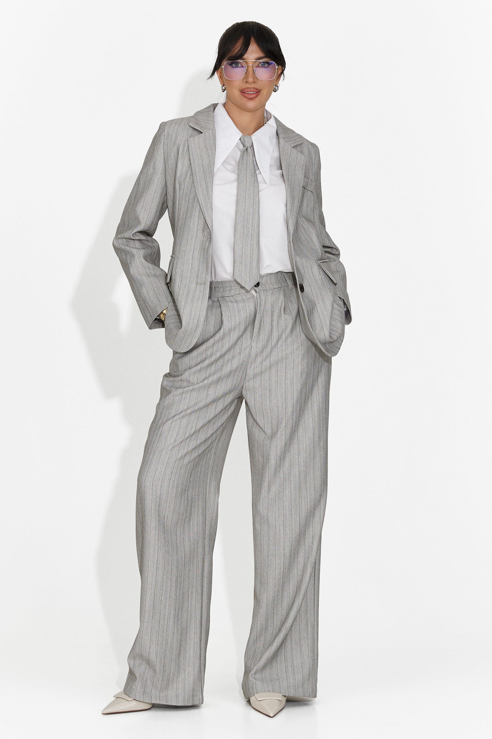 Дамски костюм 3 части сако + панталони + вратовръзка сив Manila Bogas