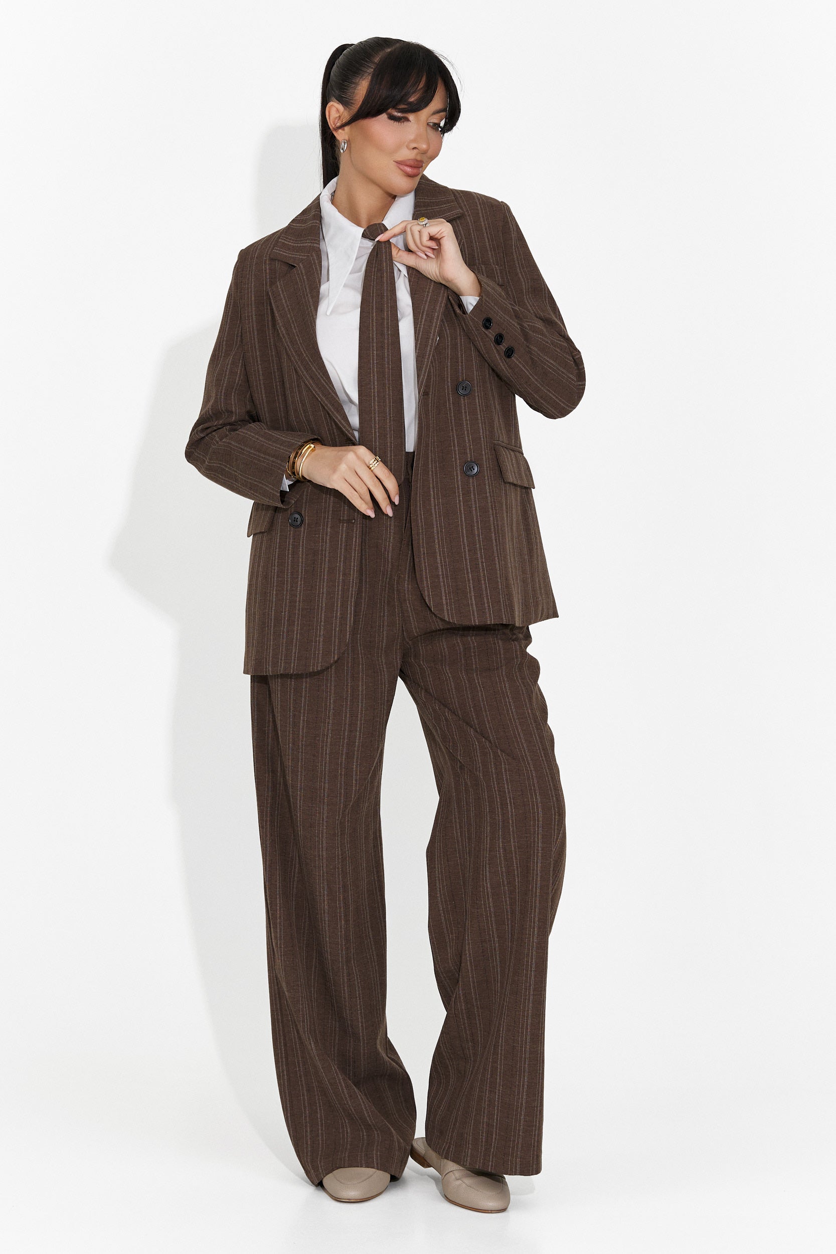 Дамски костюм 3 части сако + панталони + вратовръзка кафяв Anhelica Bogas