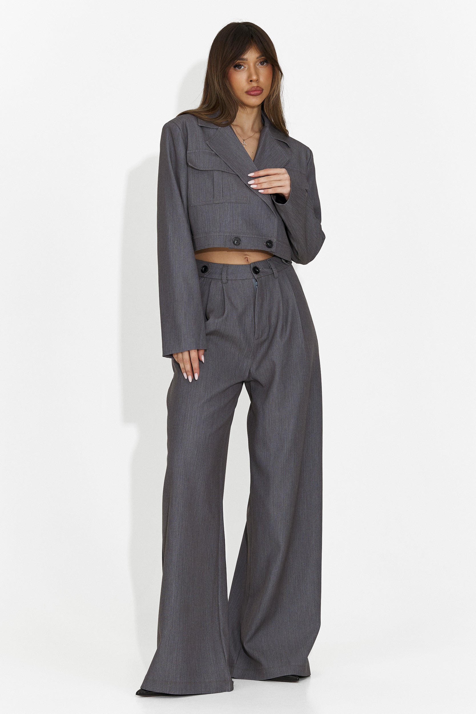 Елегантен дамски костюм в сиво от Adnana Bogas