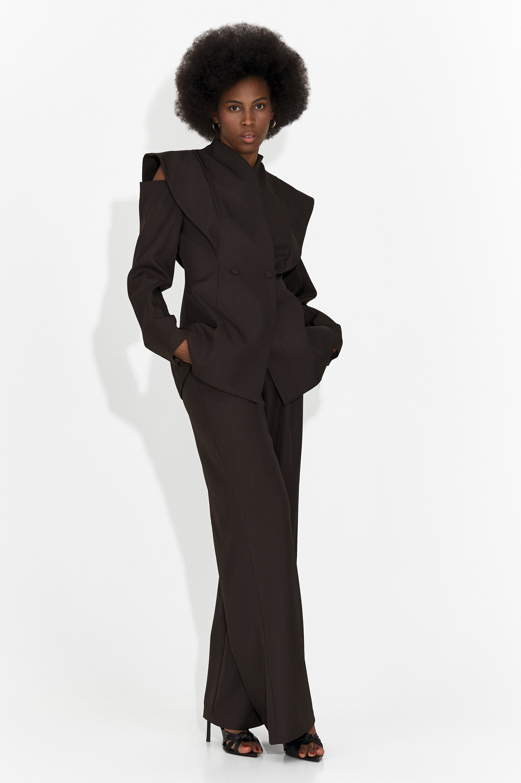 Елегантен кафяв дамски костюм от Латефа Богас