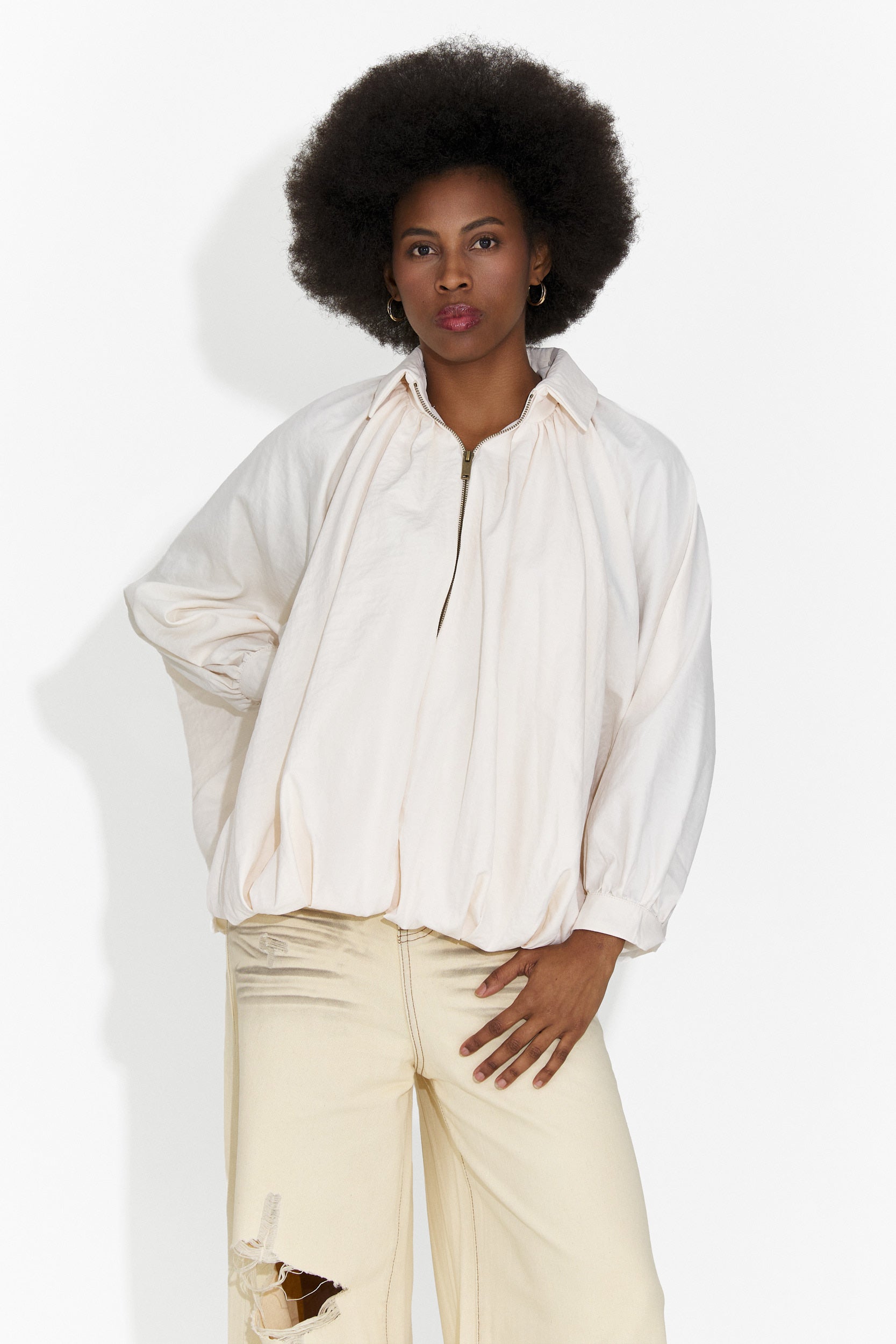 Дамско кежуал яке в кремав цвят от Yasminia Bogas