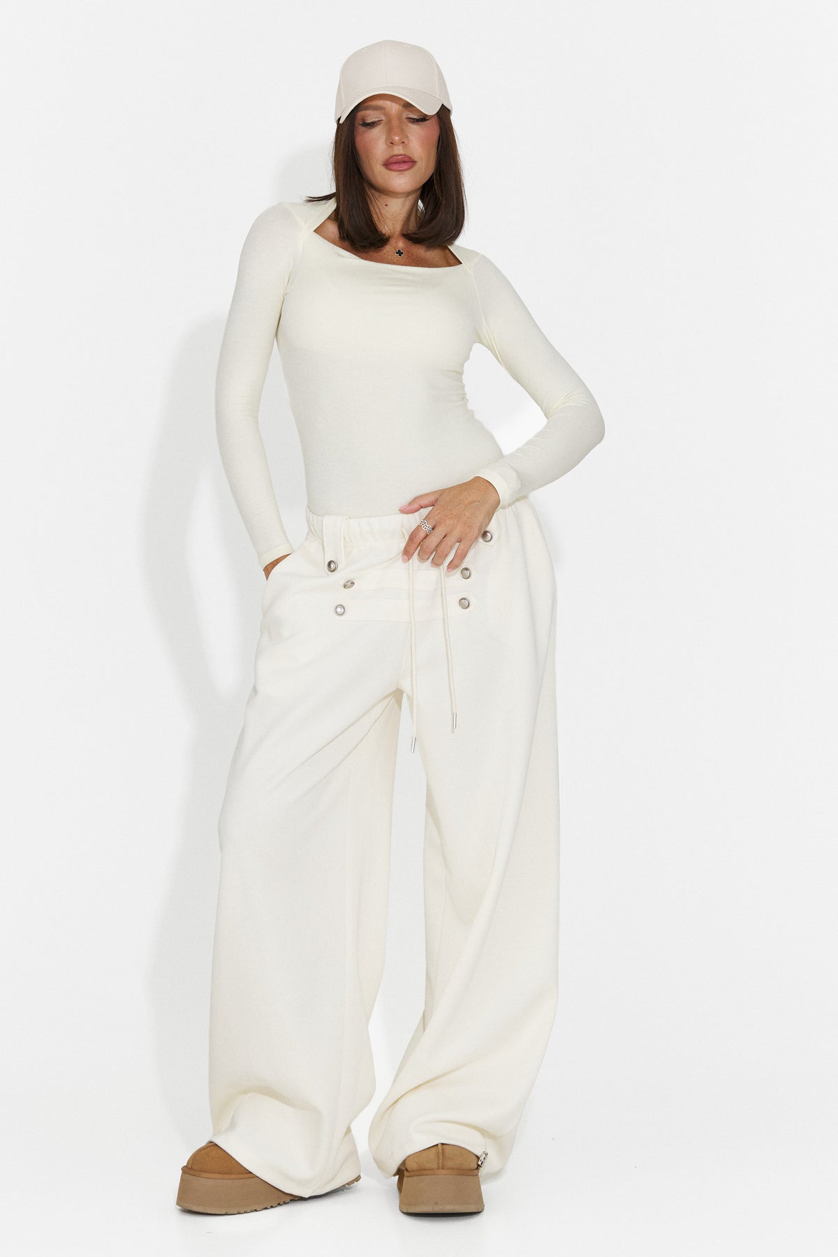 Pantaloni casual crem Valadzora Bogas