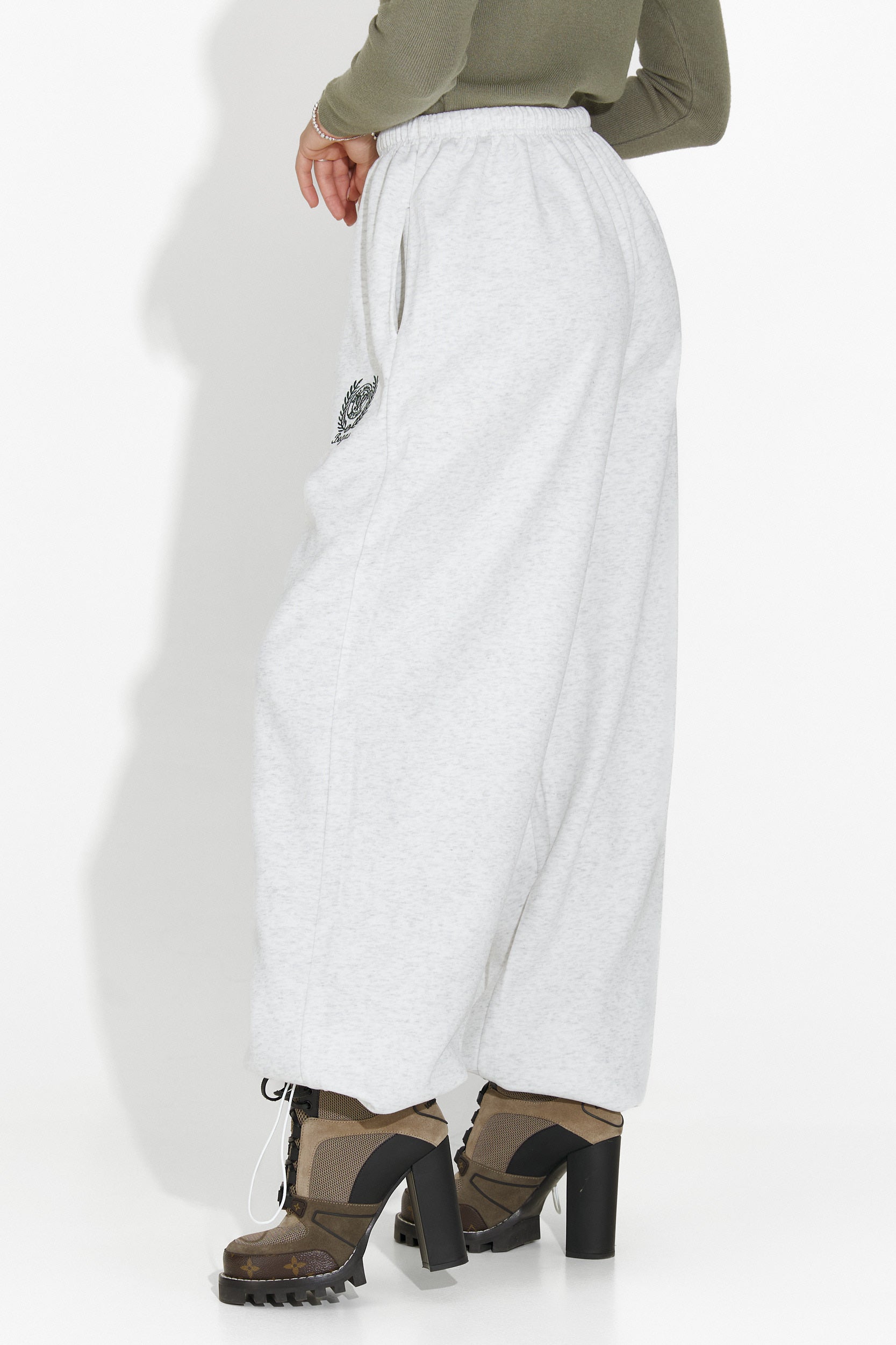 Дамски спортни панталони в сиво Novirene Bogas