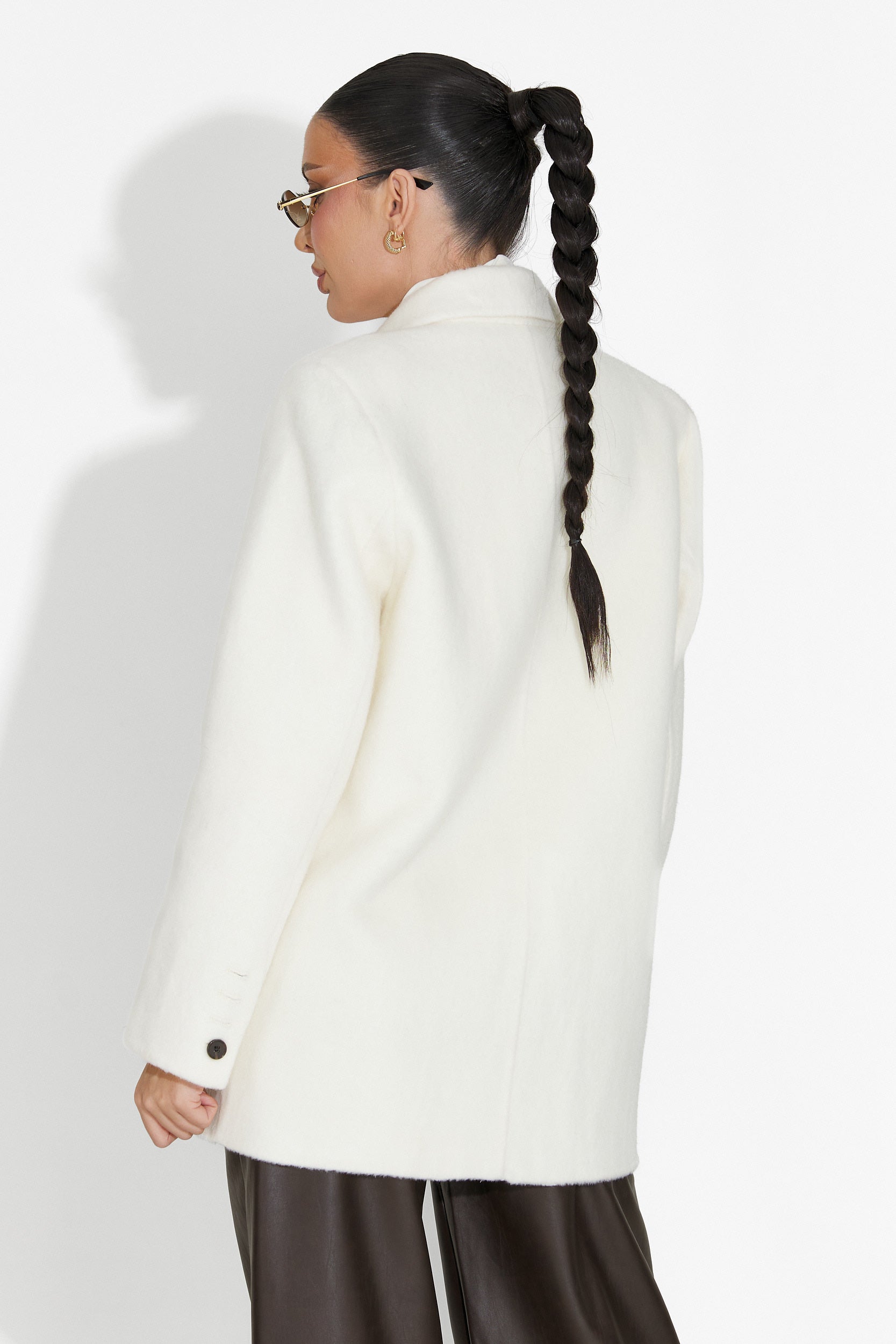 Елегантно дамско сако в бежово от Novelia Bogas