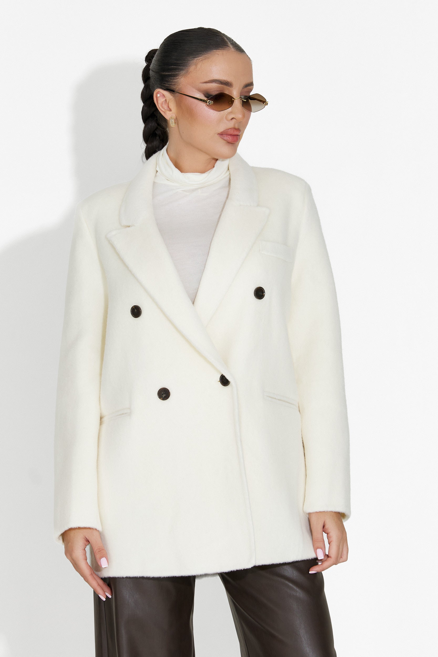 Елегантно дамско сако в бежово от Novelia Bogas